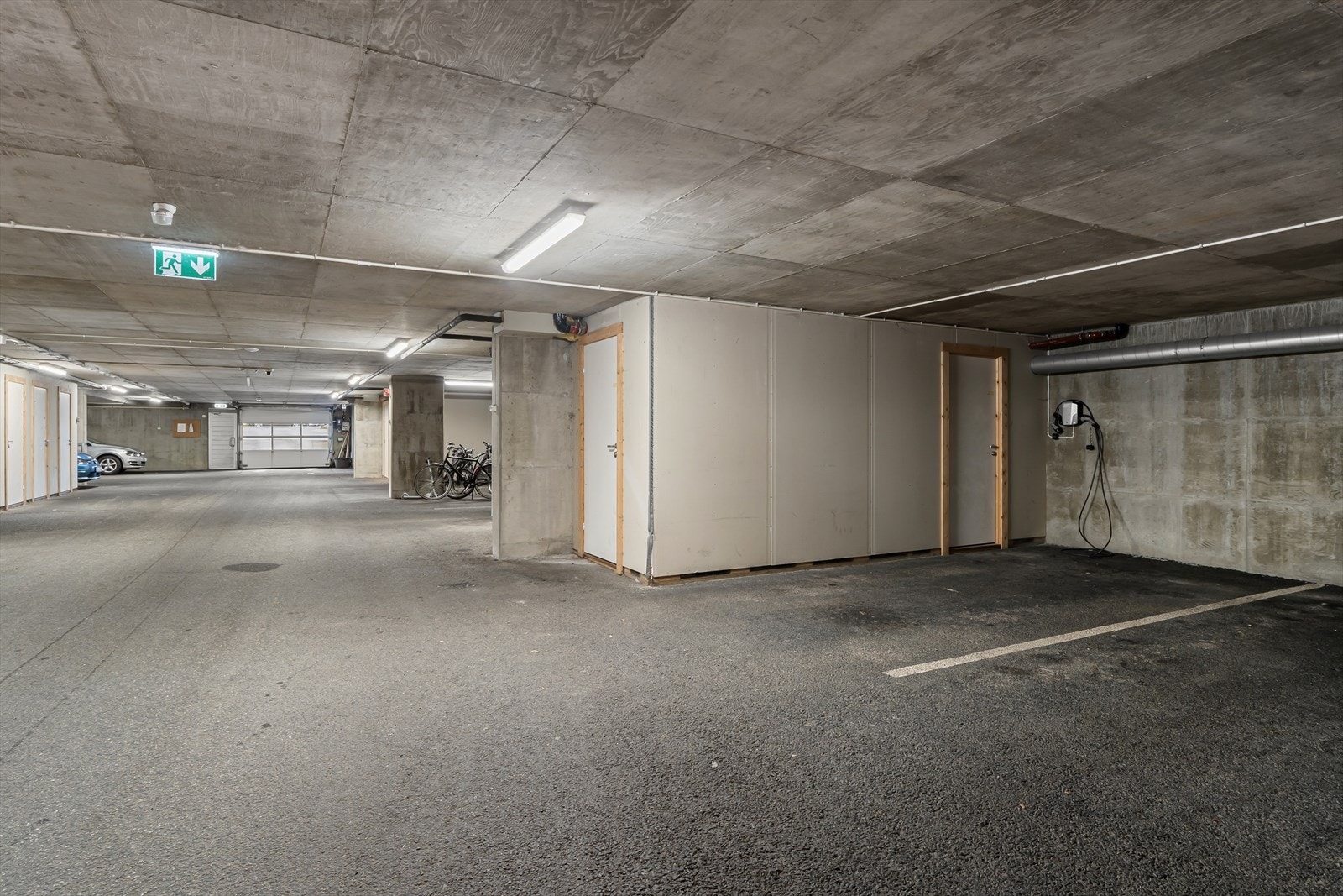 Parkering i lukket garasjeanlegg. Det er installert elbil-lader. Galleribilde