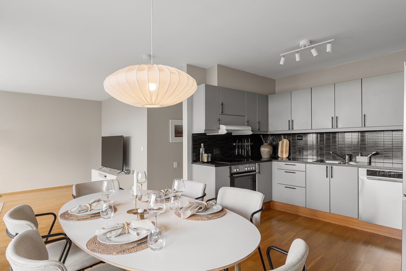 Kjøkken med malte fronter. Rikelig med oppbevaring i skuffer og skap. Galleribilde