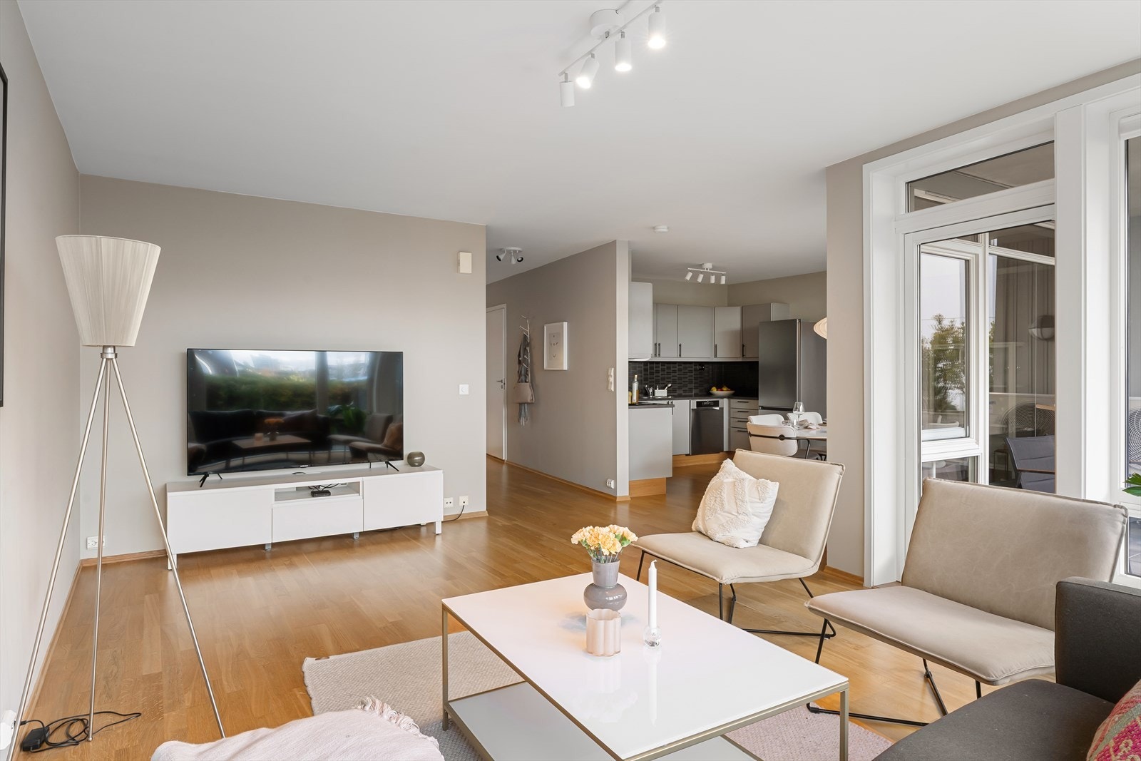 Romslig stue/kjøkken med store funksjonelle soner. Galleribilde