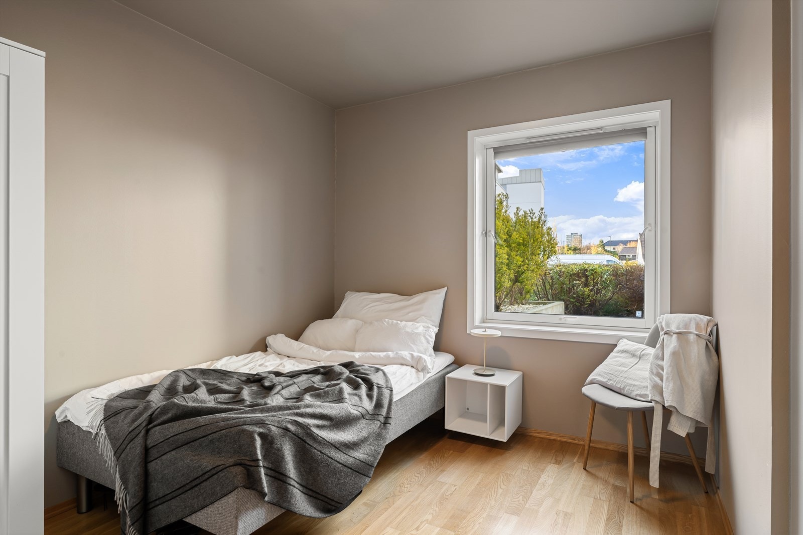 Soverom 2. Perfekt som gjesterom, kontor eller ekstra stue. Alt etter behov. Galleribilde