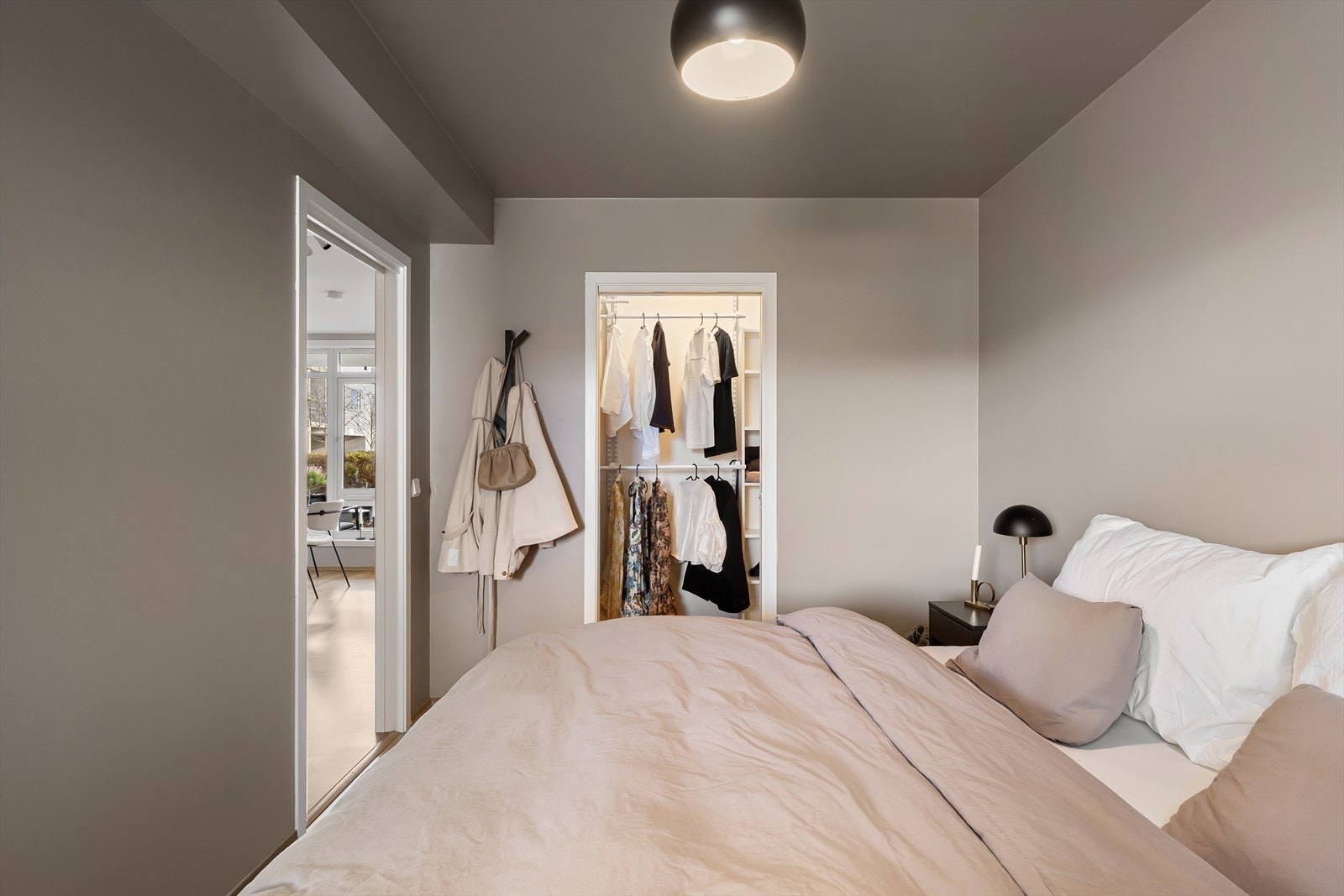 Praktisk garderobe fra hovedsoverom. Skyvedør i mellom. Galleribilde