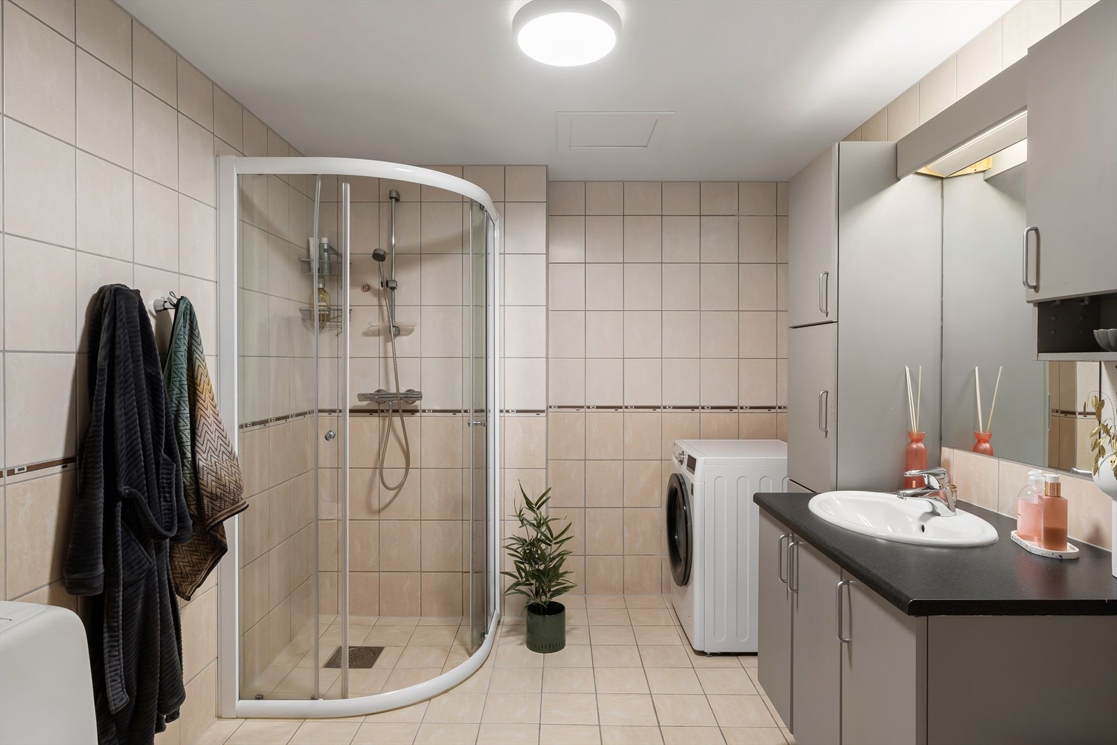 Helfliset bad med opplegg til vaskemaskin/tørketrommel. Galleribilde