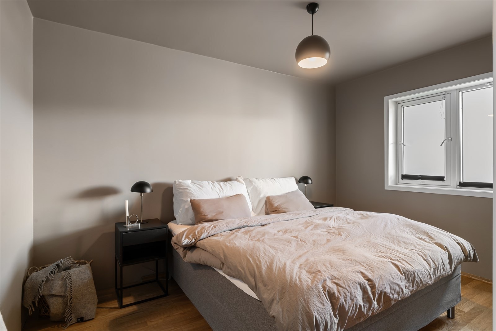 Hovedsoverom med god plass til dobbeltseng med tilhørende nattbord. Galleribilde