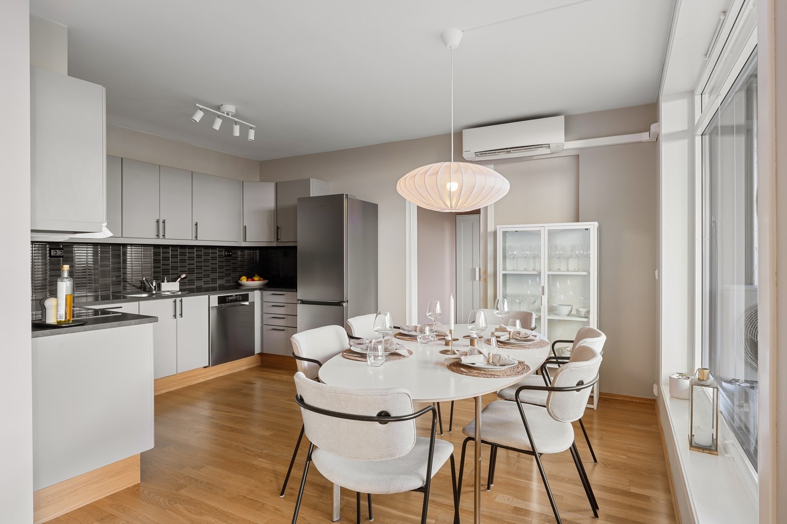 Innbydende leilighet med attraktiv beliggenhet i Rosselandstunet. 2 soverom. Heis. Parkering i carport. Kong Haakons veg har en flott beliggenhet i et godt etablert boligområde på Rosseland, Bryne. Dagligvarehandelen Kiwi ligger like borti gata. Galleribilde