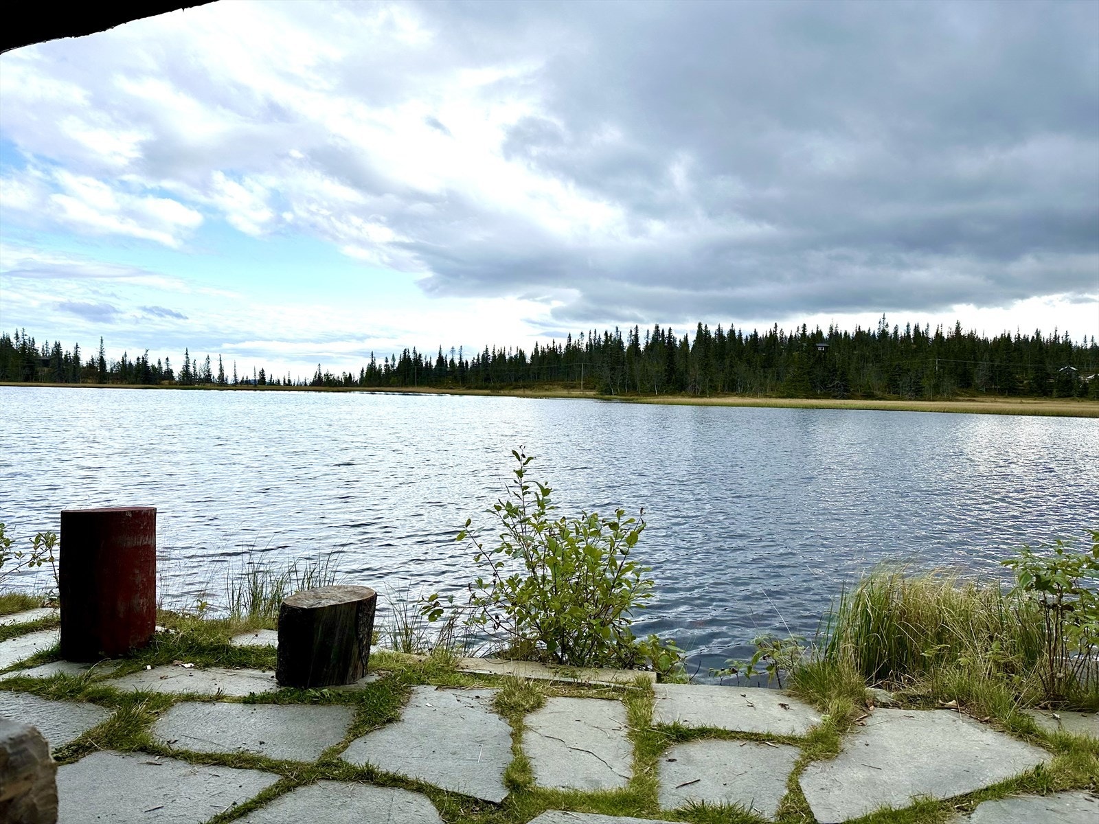 På sommeren kan man finne mange fine vann i nærheten - her fra Huguliatjernet en kort spasertur fra hytta. Galleribilde
