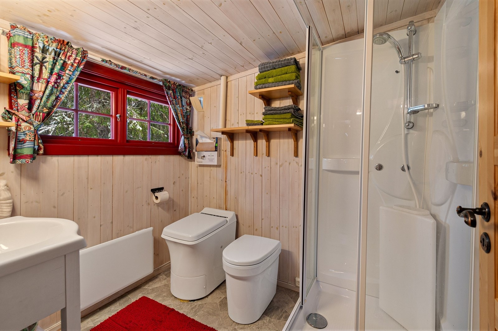 Dusjkabinett og forbrenningstoalett gir praktiske løsninger uten innlagt vann (kilde: tilstandsrapport). Galleribilde