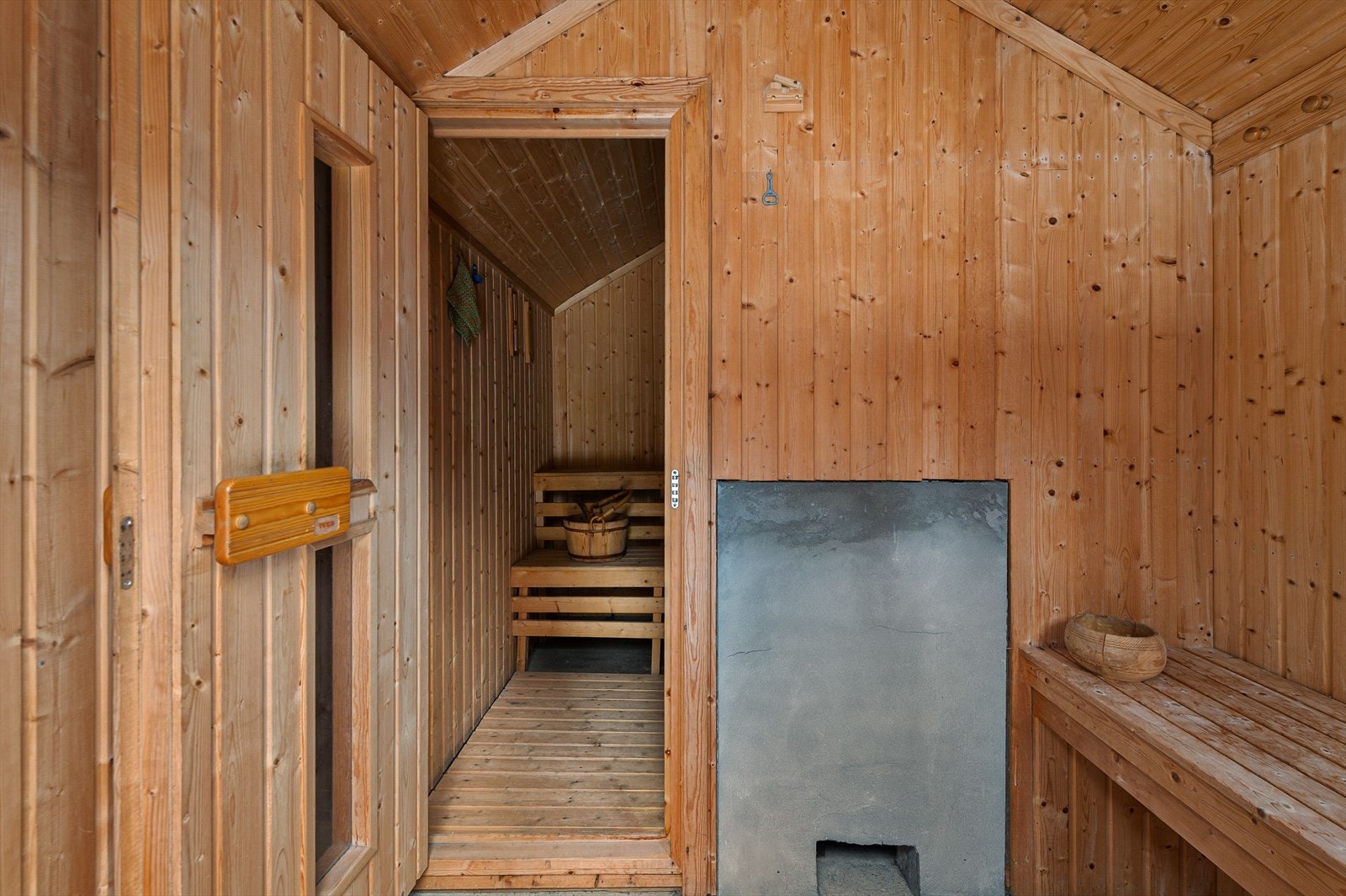 Badstuen er innredet med trepanel og vedfyring, og ble oppført i 1990 (kilde: tilstandsrapport). Galleribilde