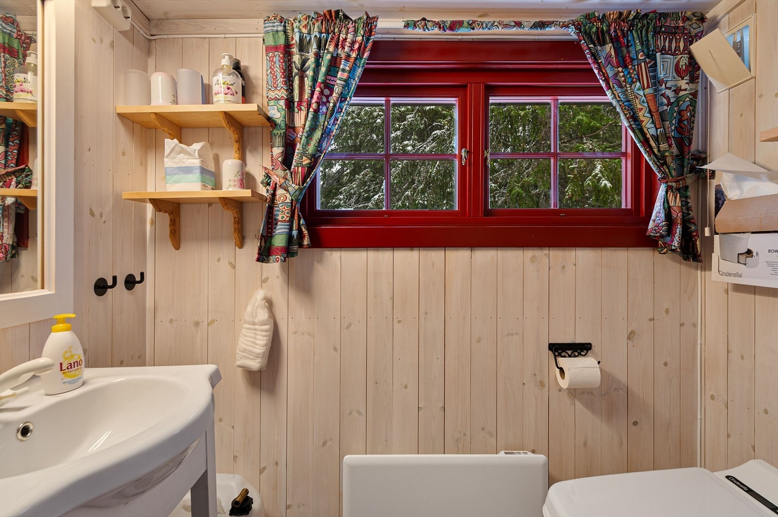 Rødt vindu gir kontrast til de lyse panelveggene og sikrer naturlig ventilasjon (kilde: tilstandsrapport). Galleribilde