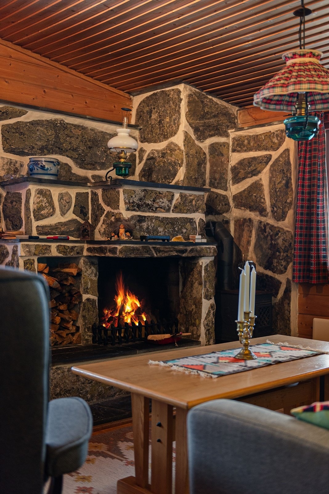 Mursteinspipe og vedovn gir effektiv oppvarming i oppholdsrommet (kilde: tilstandsrapport). Galleribilde