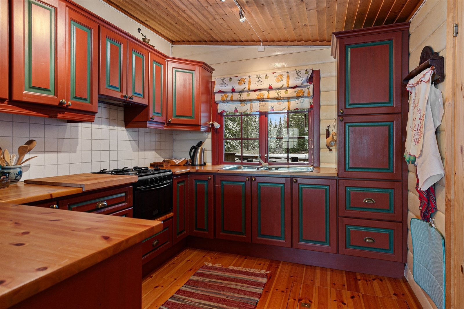 Kjøkkeninnredningen har profilerte fronter og benkeplate av heltre, med plass til gasskomfyr (kilde: tilstandsrapport). Galleribilde