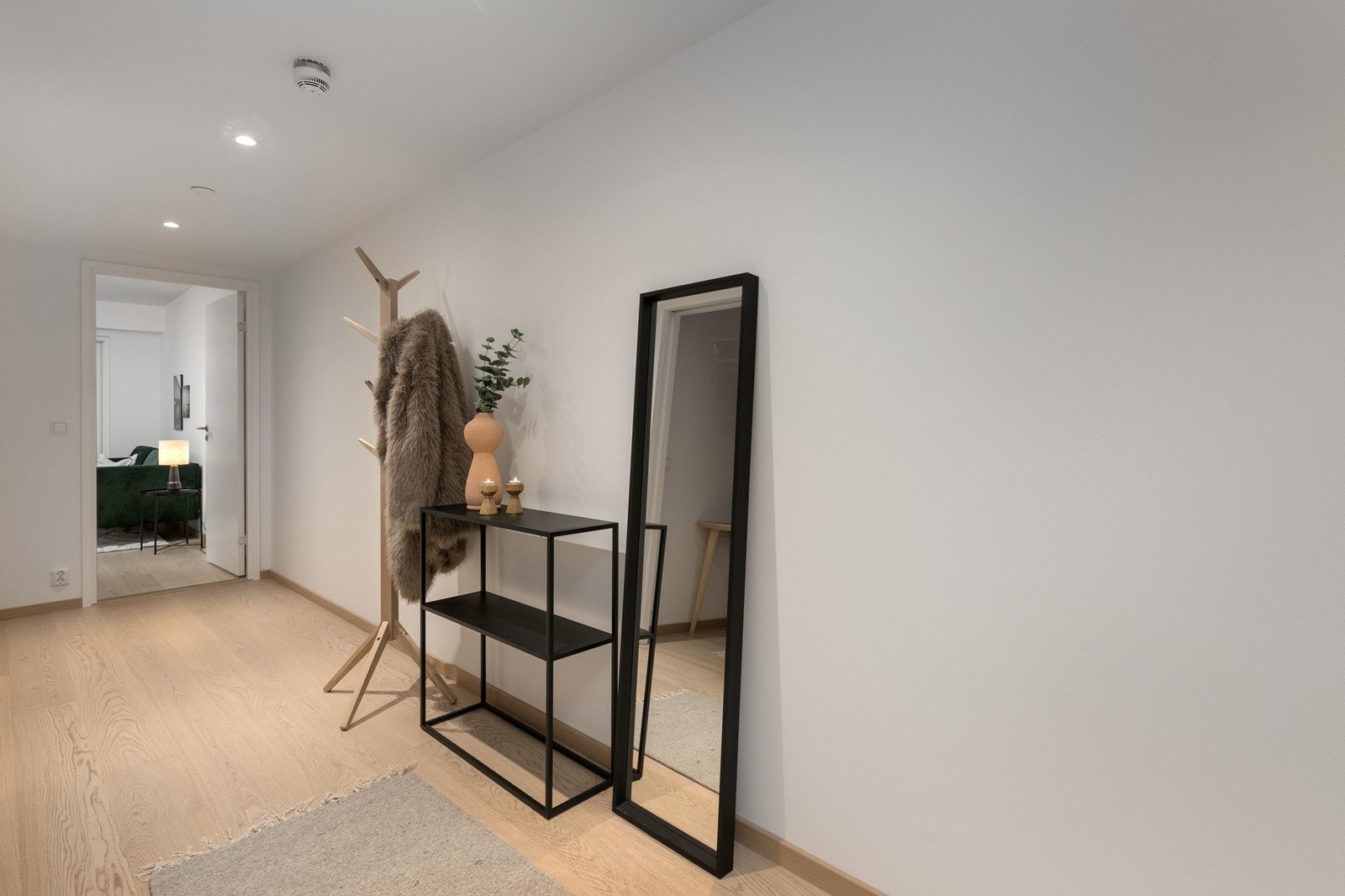 Flott entré/ gang med god avsatt plass til skapinnredning. Bilde fra L406. Galleribilde