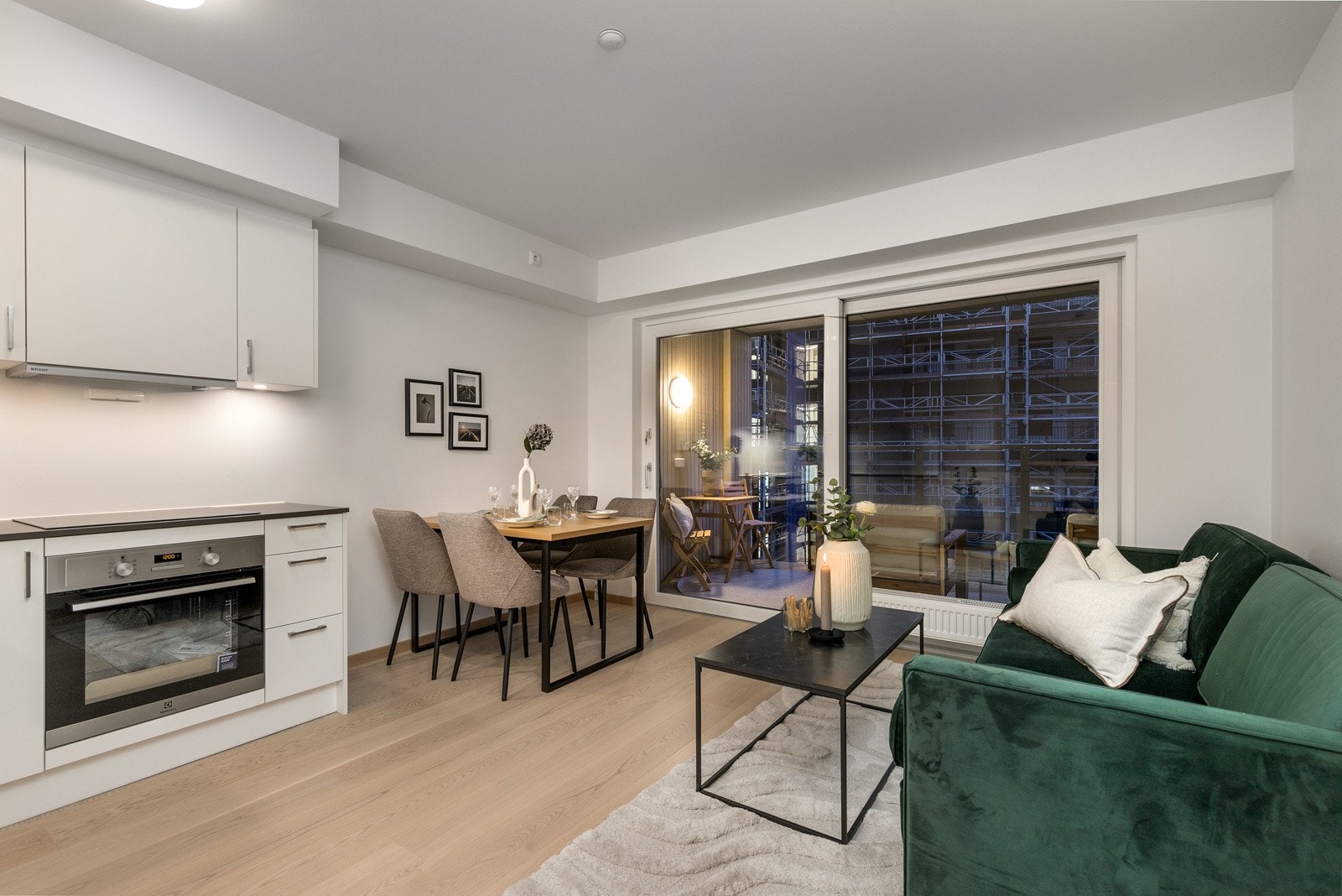 Oppvarming med vannbåren varme via radiatorer samt balansert ventilasjon med varmegjenvinning - en meget energieffektiv leilighet! Bilde fra L406. Galleribilde