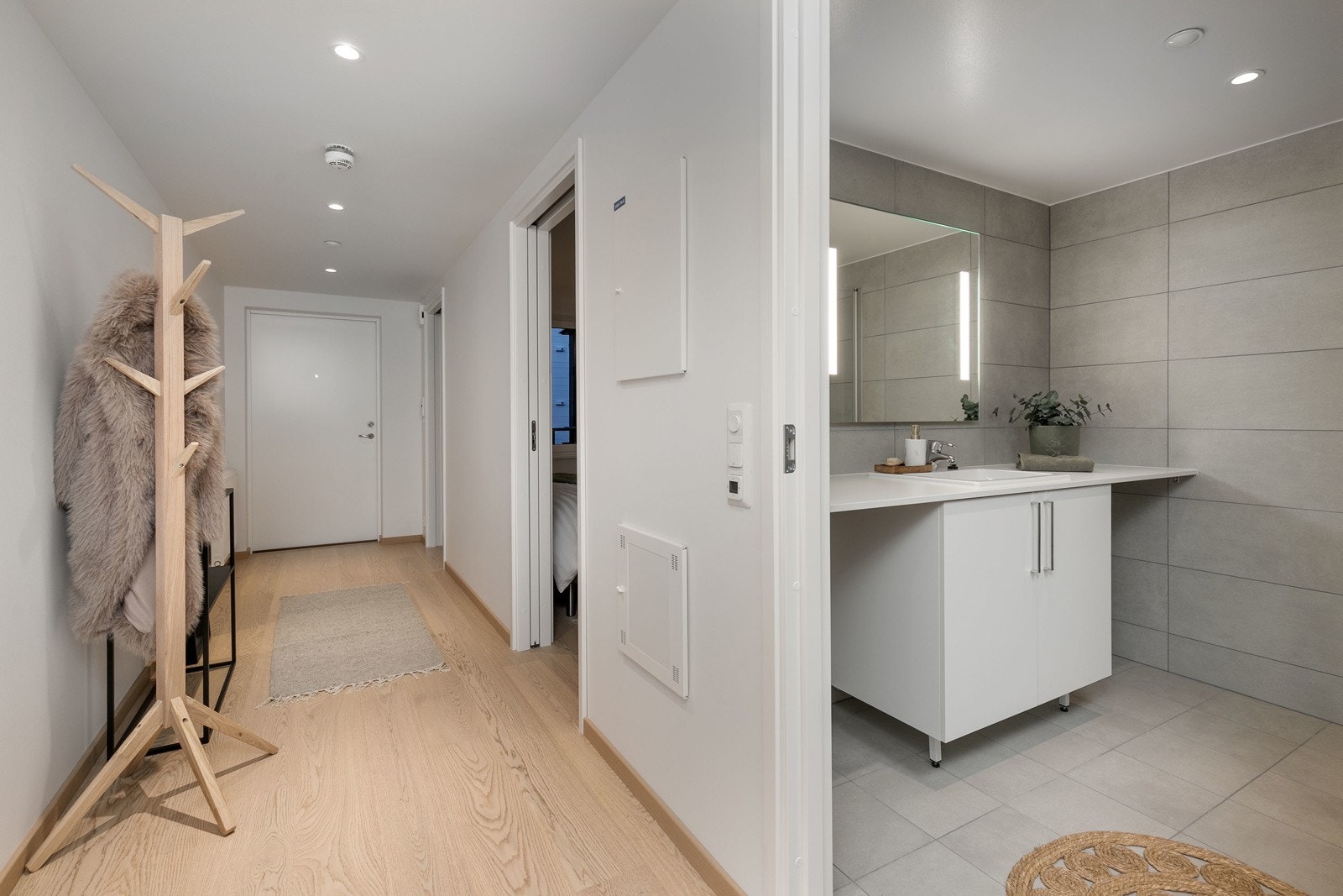 Flott entré/ gang med god avsatt plass til skapinnredning. Bilde fra L406. Galleribilde