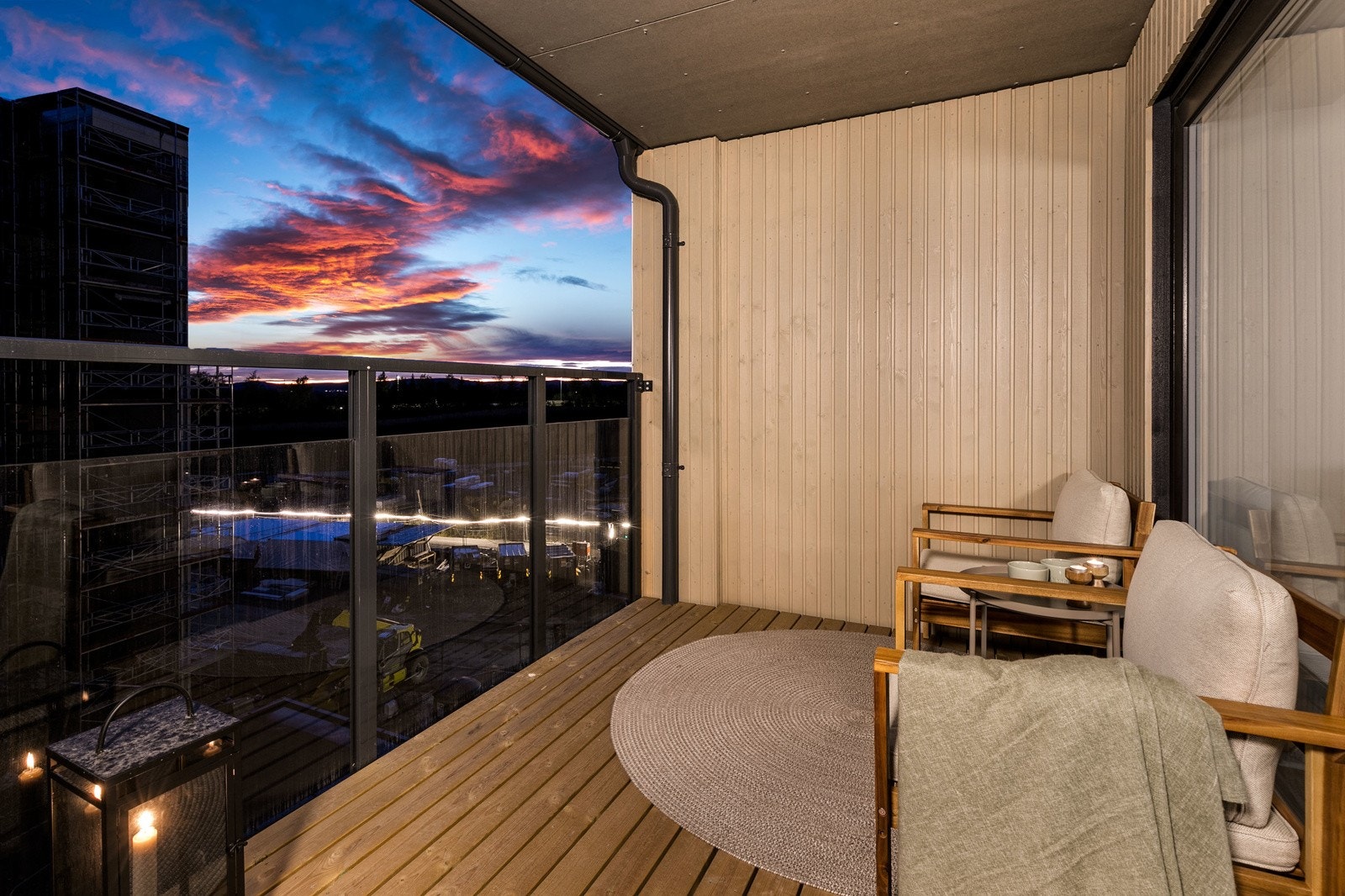 Utgang til en sydvestvendt balkong på 7 kvm. Bilde fra L406. Galleribilde