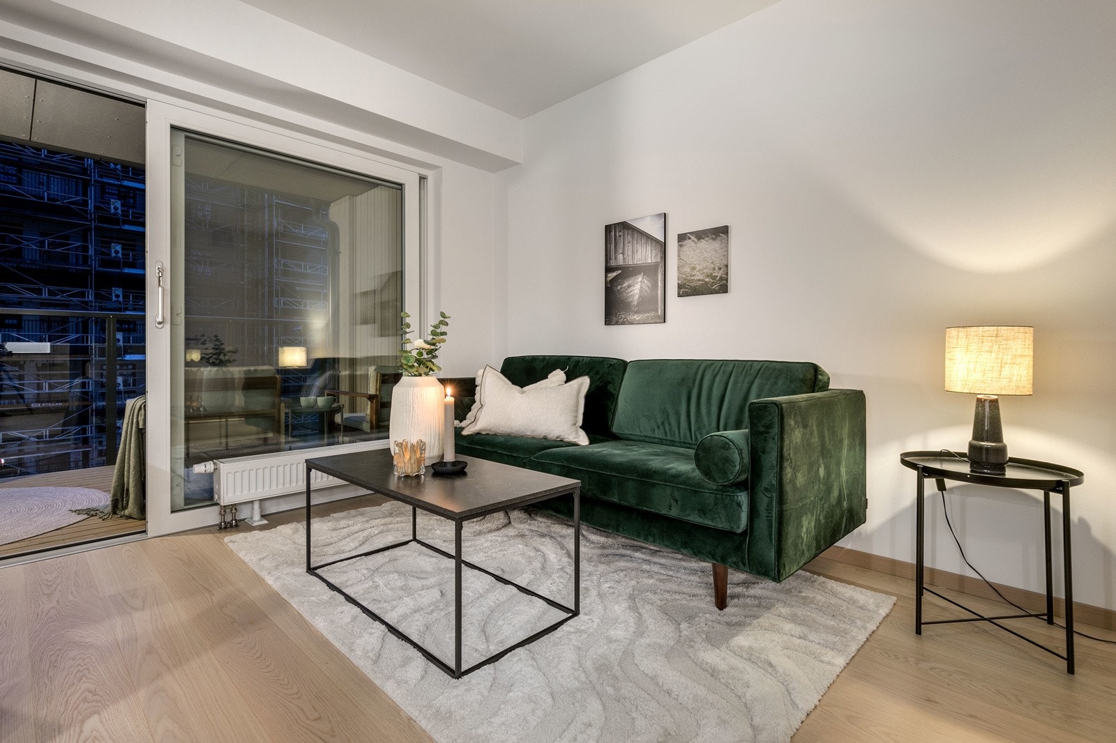 Leiligheten har en gjennomført høy standard, med 1-stavs hvitpigmentert eikeparkett og listfrie vindussmyg. Bilde fra L406. Galleribilde