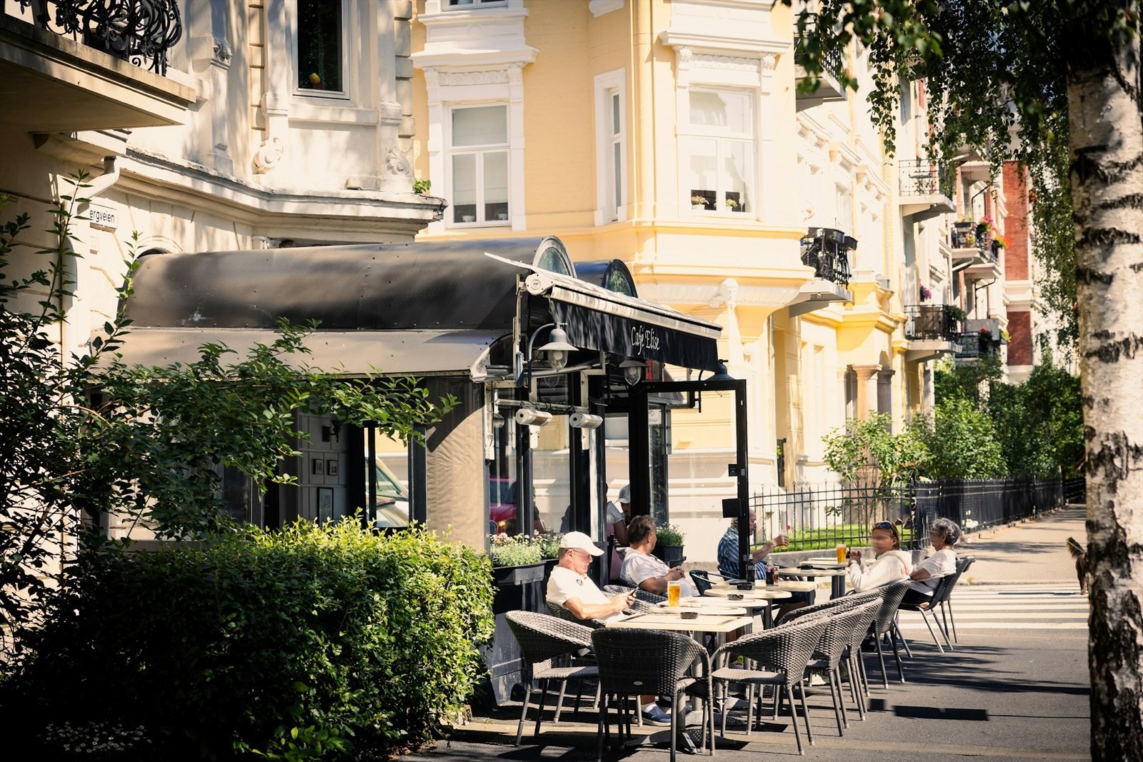 Café Elise er et populært møtested midt på Frogner Galleribilde