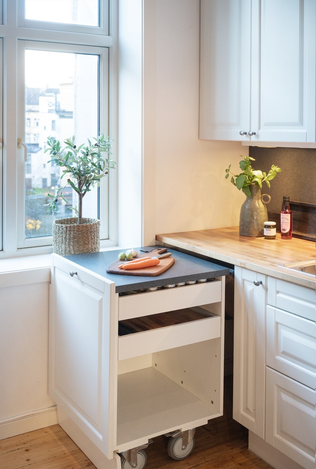 Smart seksjon som kan trekkes ut med ekstra benkeplate og lagringsplass Galleribilde