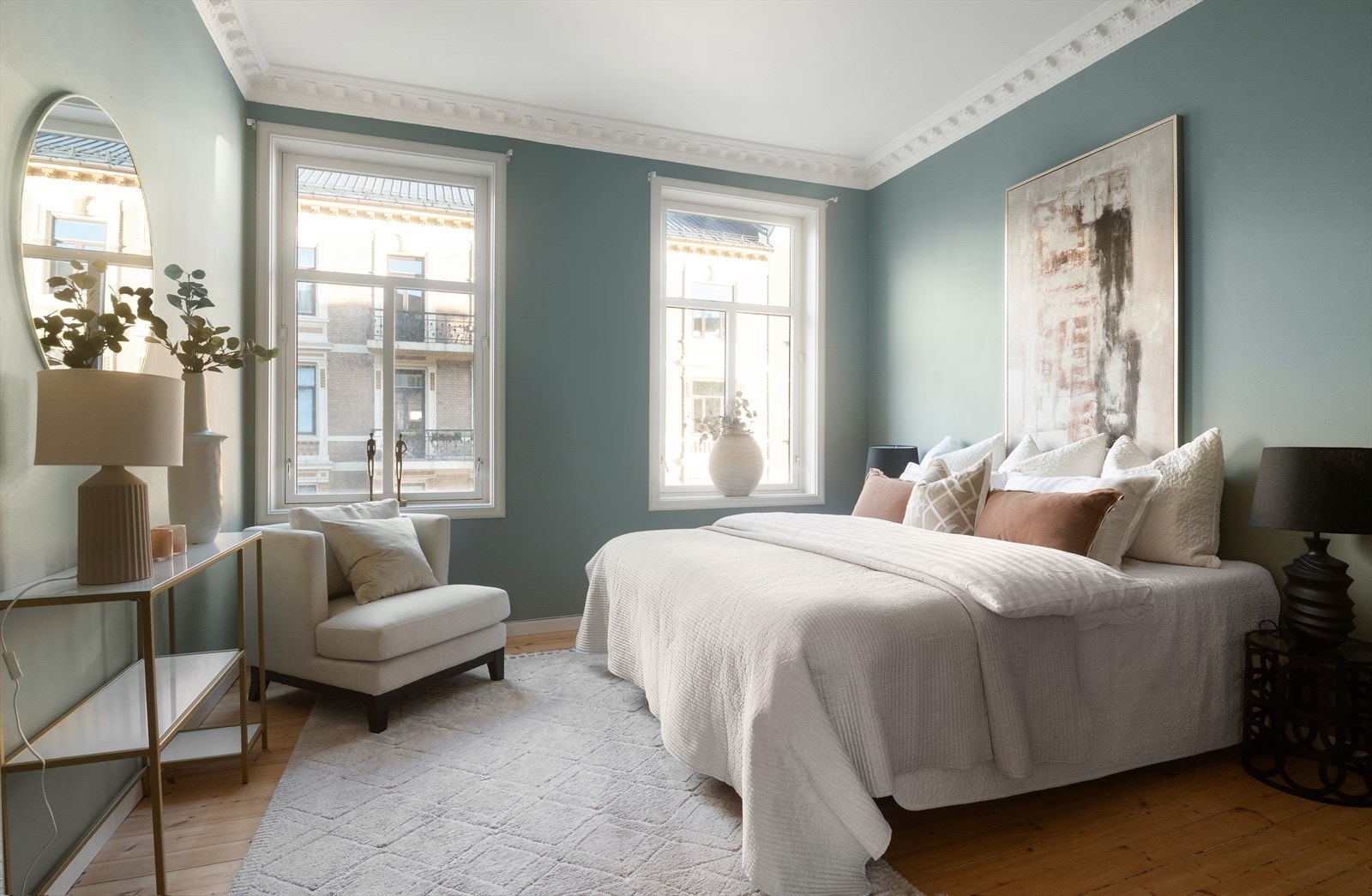 Romslig hovedsoverom med god plass til dobbeltseng (180) med tilhørende nattbord, skyvedørsgarderobe og annet ønsket inventar Galleribilde