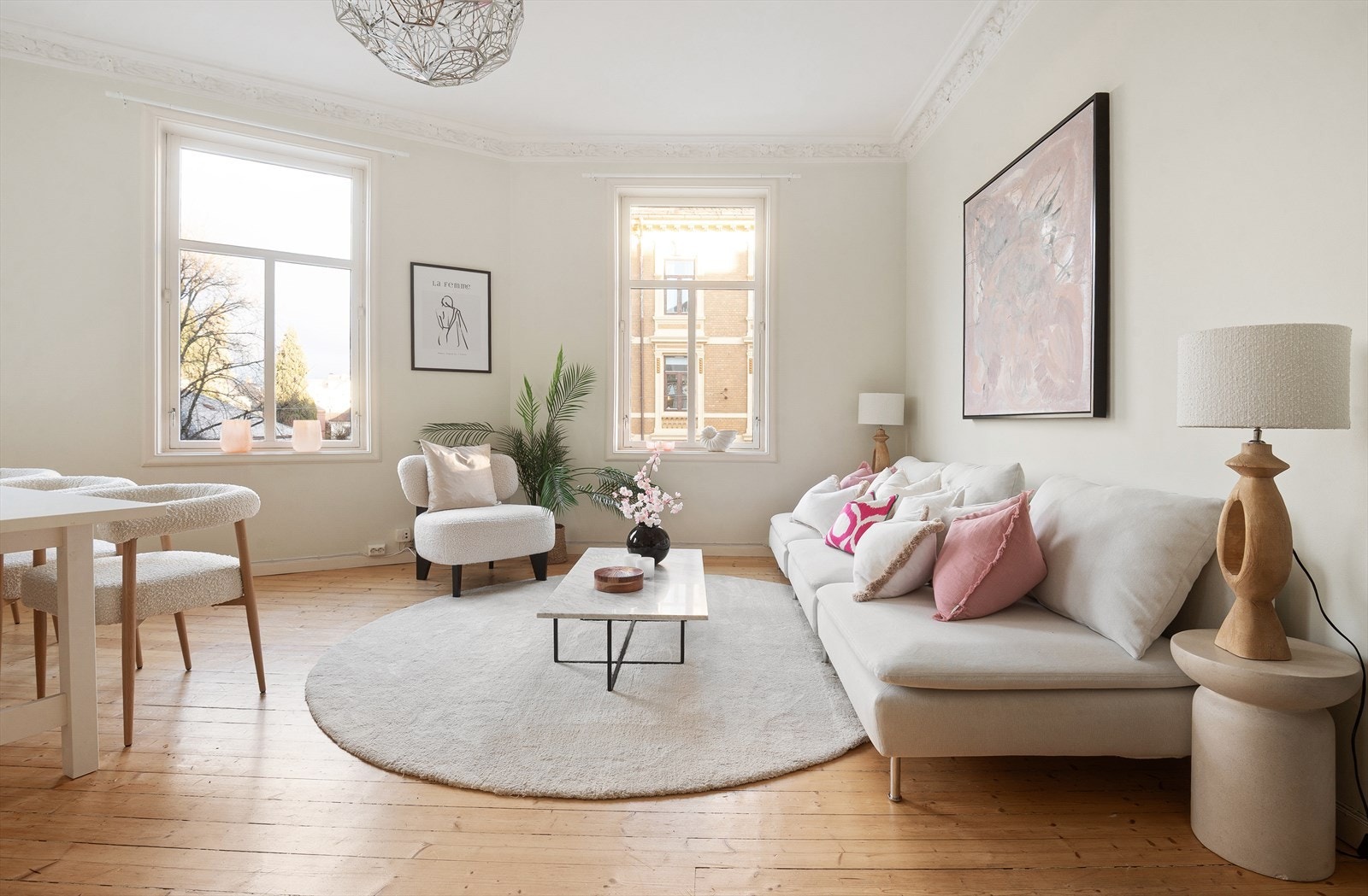 Lys og romslig stue med store vindusflater og ca 3 meter takhøyde Galleribilde