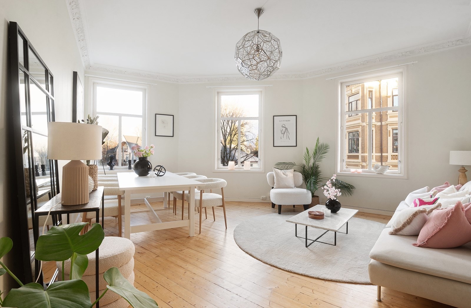 Leiligheten ligger i byggets 3. etasje og inneholder entré, stue, kjøkken, to soverom og bad. I tillegg disponerer leiligheten to eksterne boder Galleribilde