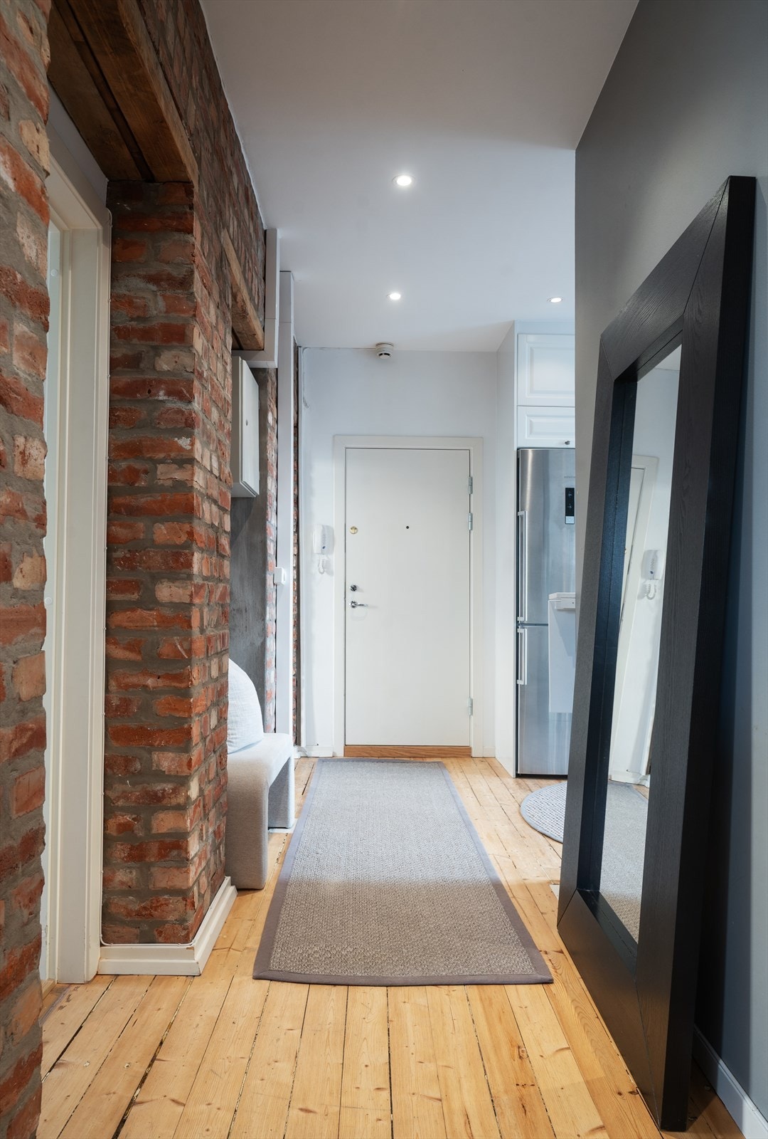 Entré av god størrelse. Det er montert porttelefon Galleribilde