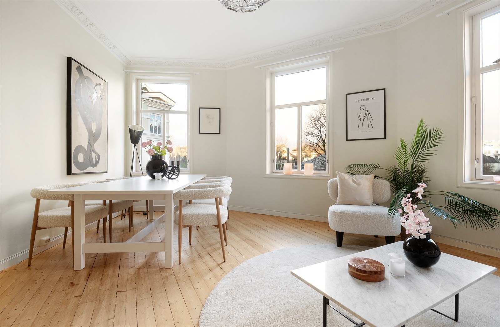 God plass til å innrede med spisebord, sofagruppe og annet ønsket inventar. Fra stuevinduene er det utsikt langs Odins gate og mot krysset ved Frognerveien Galleribilde