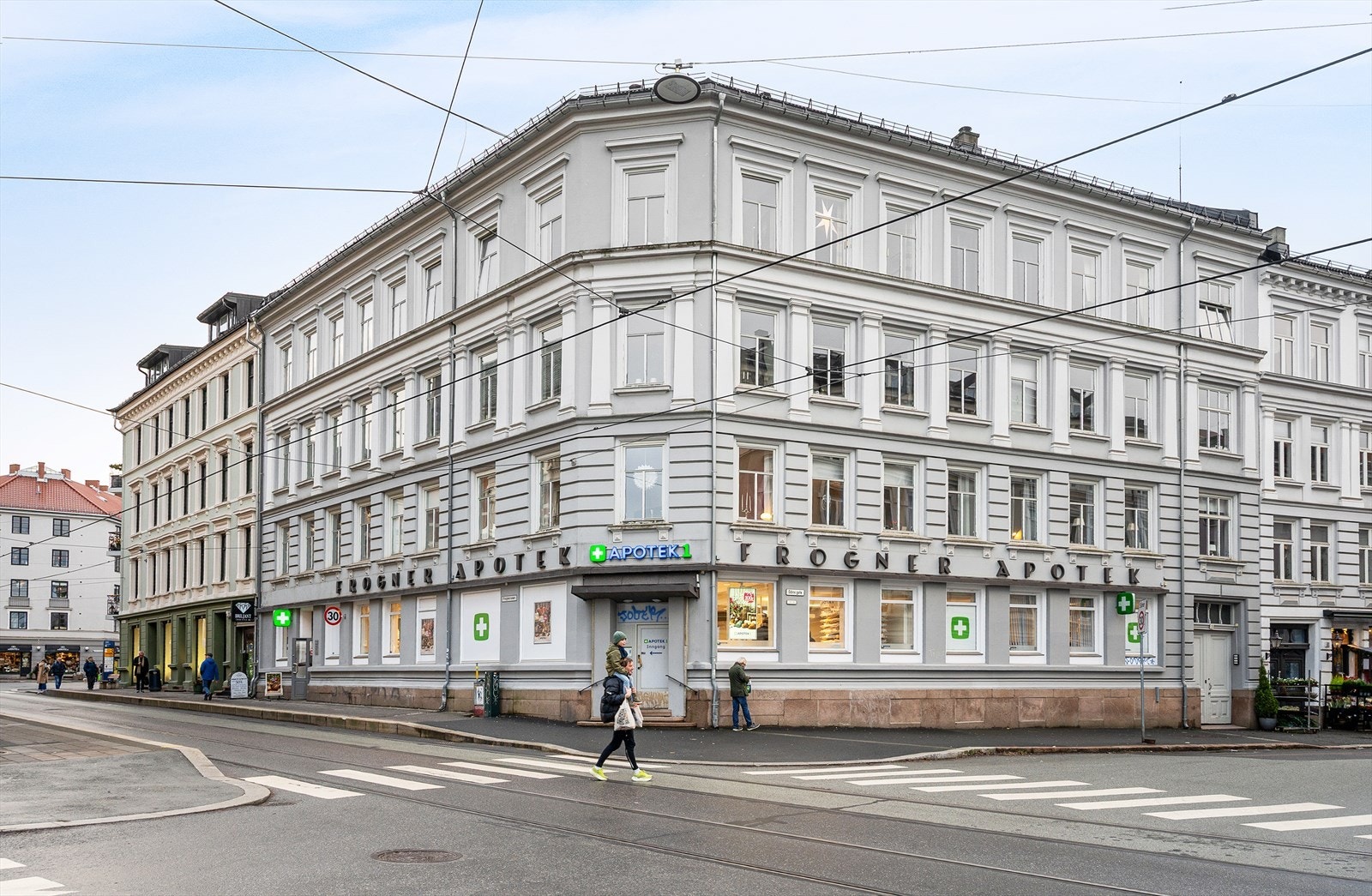 Fasade. Området er preget av nydelig arkitektur, og ligger i umiddelbar nærhet til parker og servicetilbud, samt skoler, barnehager og offentlig kommunikasjon Galleribilde