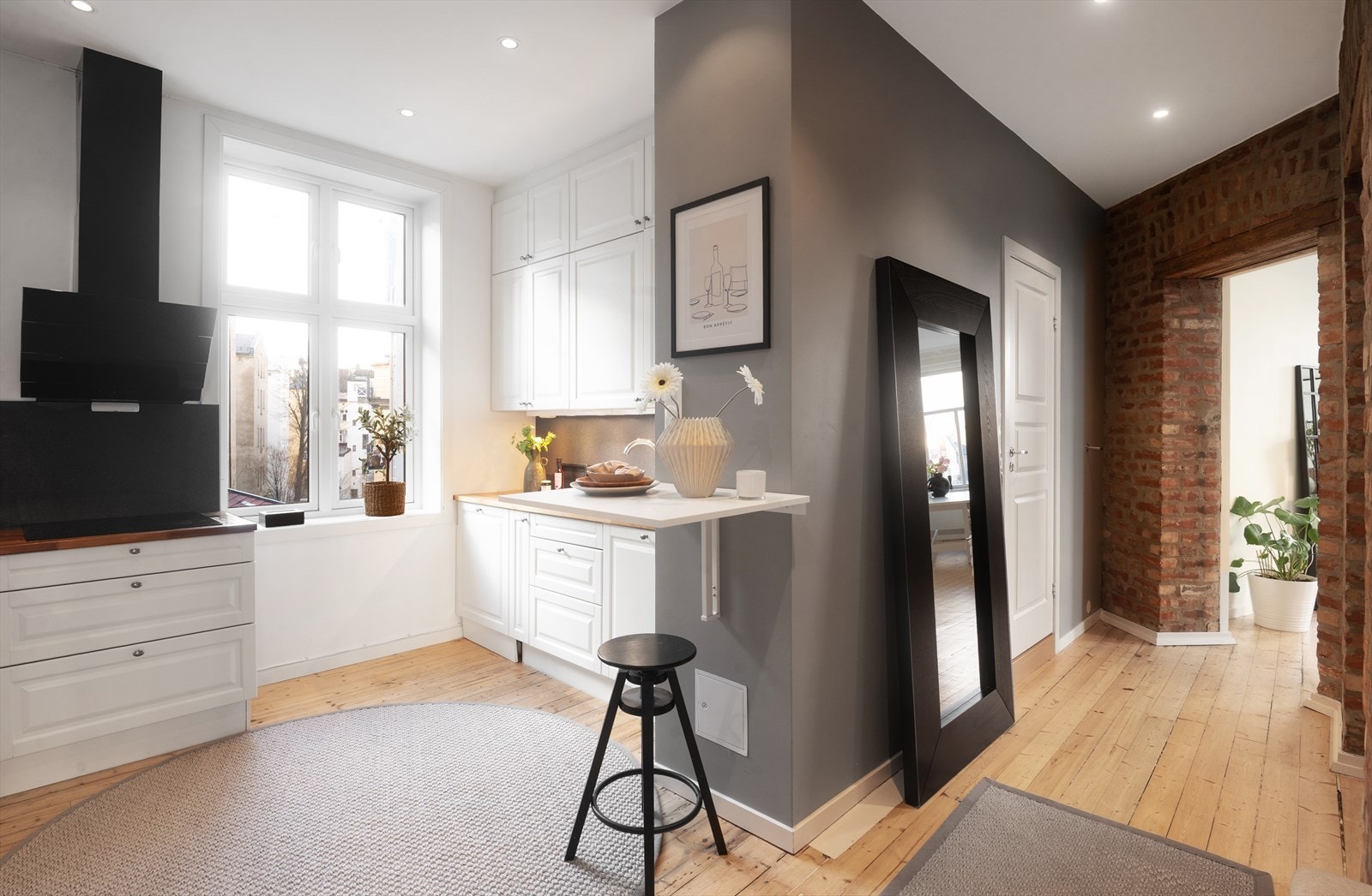 Lekkert, separat HTH-kjøkken fra 2015 med profilerte fronter og heltre benkeplate Galleribilde