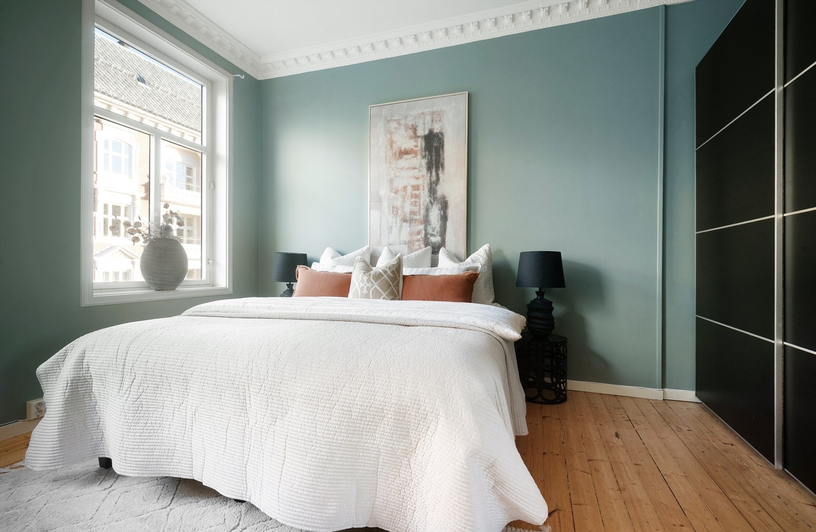 Store vindusflater som slipper inn rikelig med naturlig lys Galleribilde