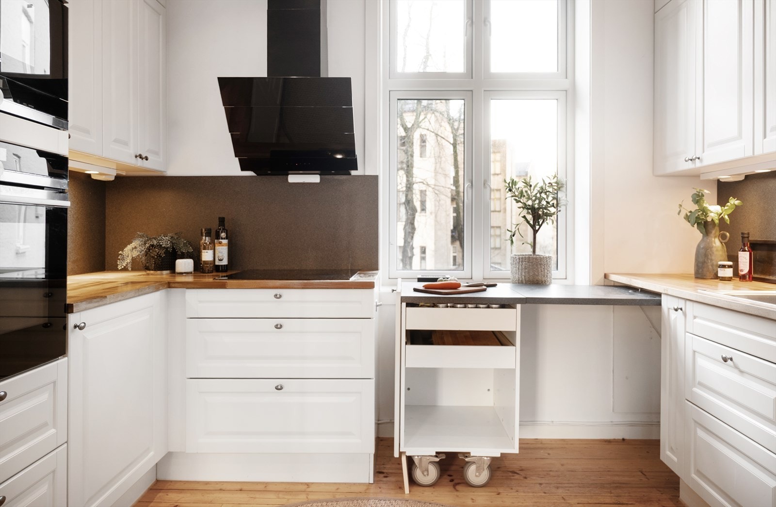 Kjøkken. Leiligheten har gjennomgående klassiske, dype vinduskarmer Galleribilde