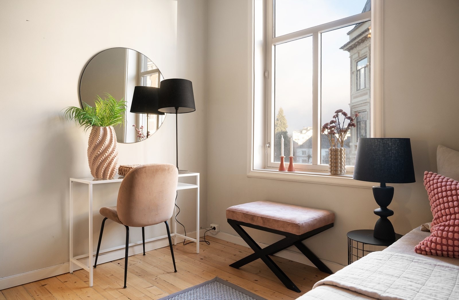 God plass til å innrede med dobbeltseng med tilhørende nattbord, garderobe og annet ønsket møblement Galleribilde