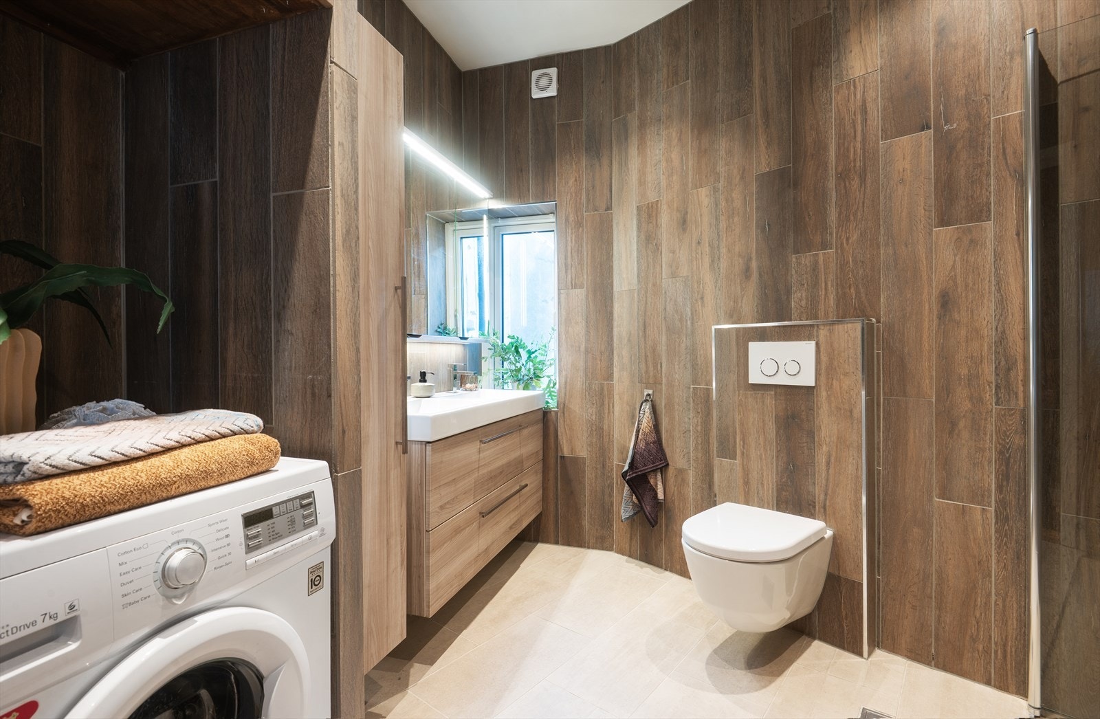 Tidløst bad fra 2015 med flislagte gulv og vegger kombinert med sparklet og malte plater Galleribilde