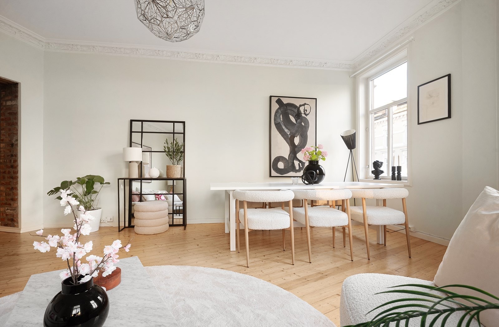 eiligheten har vakre detaljer som teglstein, originale tregulv og stukkatur Galleribilde