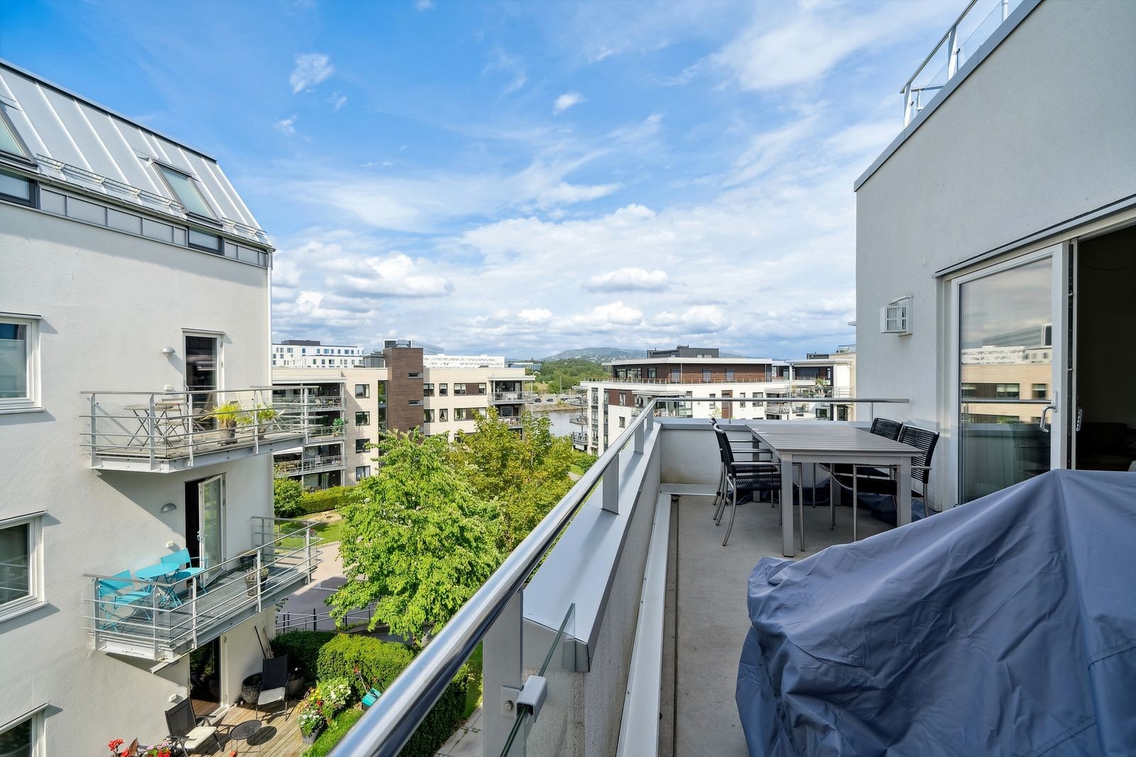 Stor balkong med gode solforhold Galleribilde