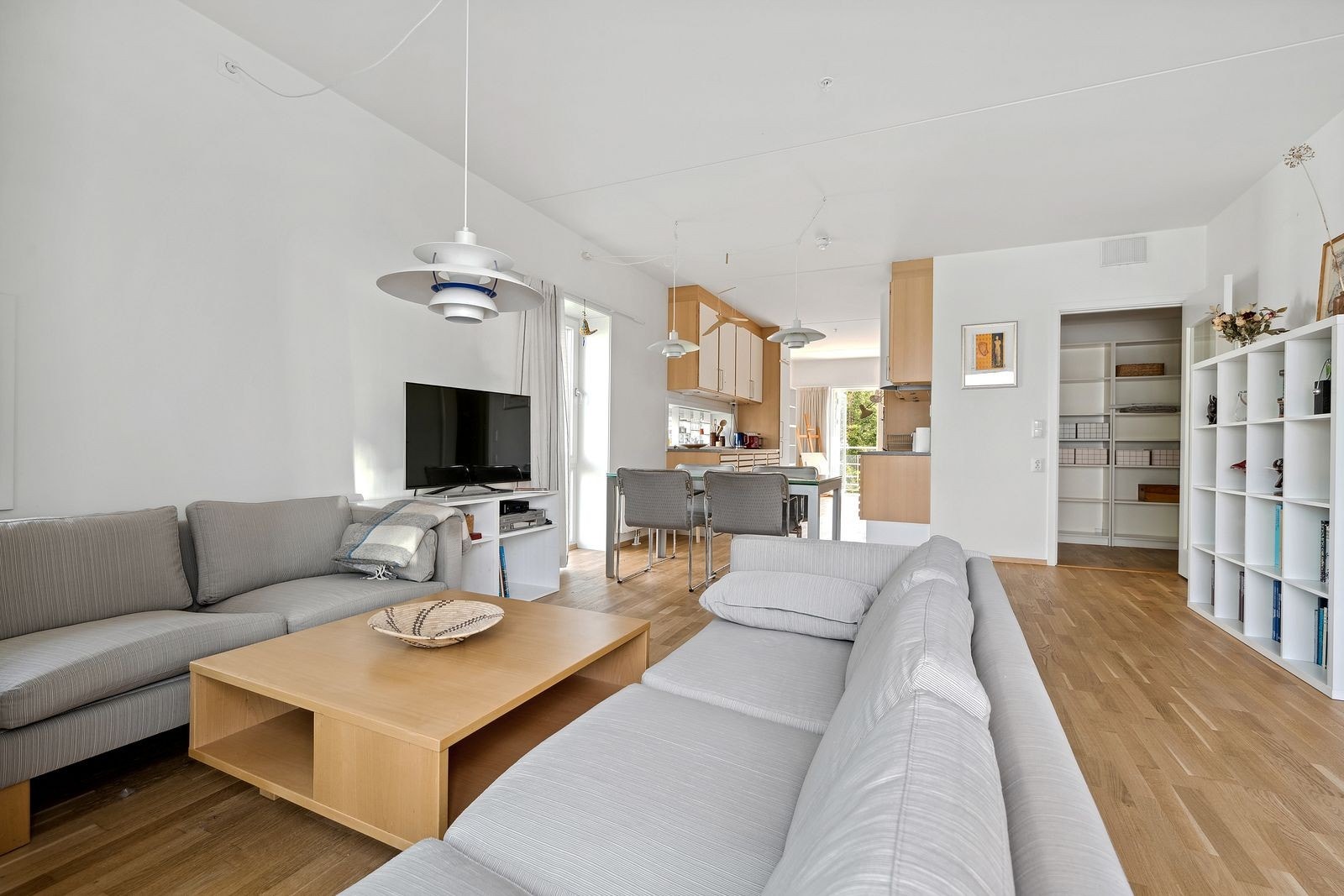 Hjørneleilighet gjør at leiligheten fremstår svært lys Galleribilde