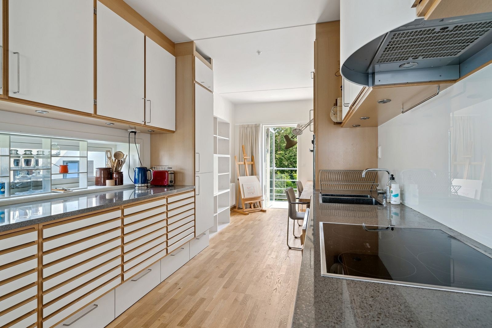 Fra kjøkken er det bygget inn eget kontorområde og utgang til balkong 2 Galleribilde