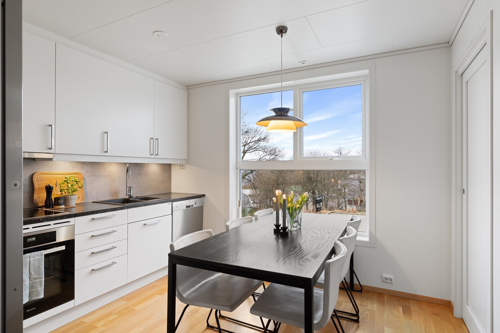 Plass til spisebord på kjøkken. Fin utsikt mot Frøylandsvatnet i vest. Galleribilde