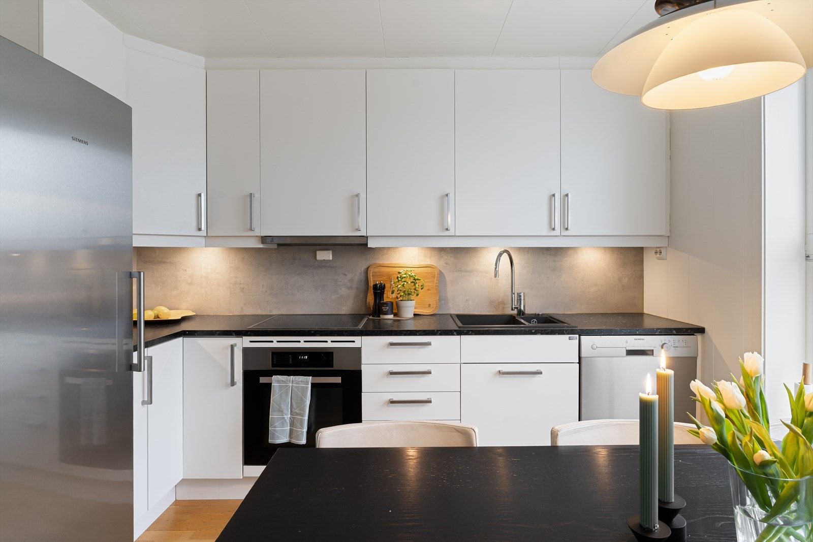 Kjøkken med hvite slette fronter. Galleribilde