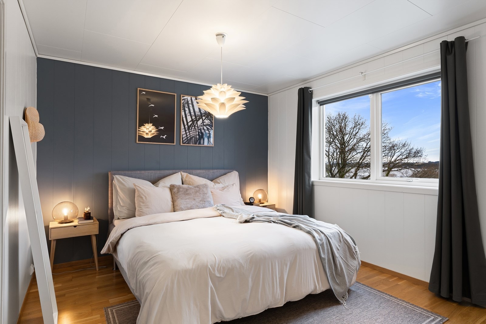 Stort hovedsoverom med god plass til dobbeltseng med tilhørende nattbord. Galleribilde