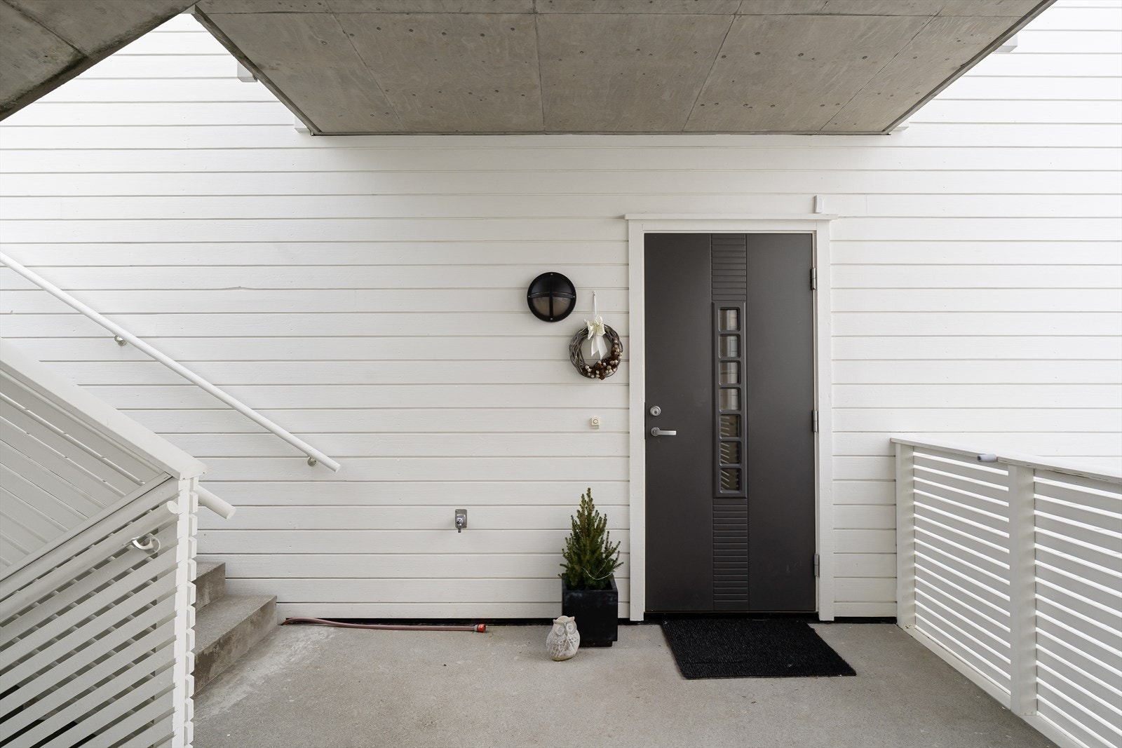 Inngangsparti med overbygg. Galleribilde