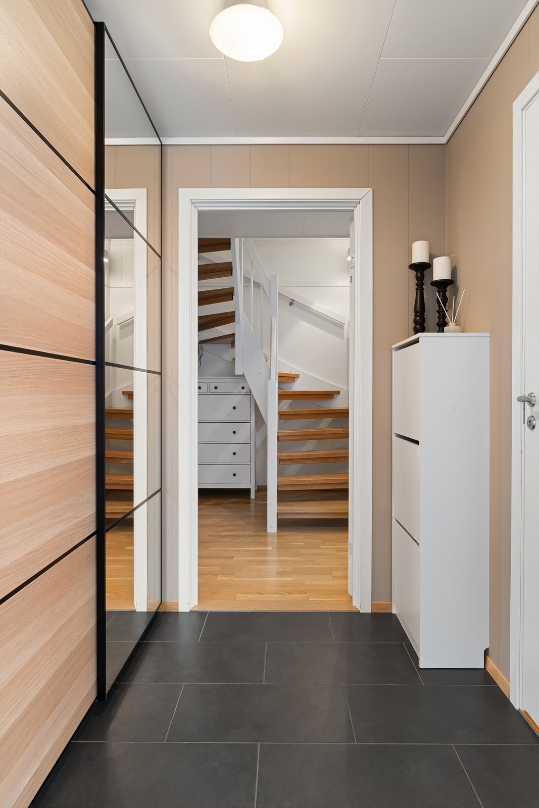 Flislagt gang med skyevdørsgarderobe. Galleribilde