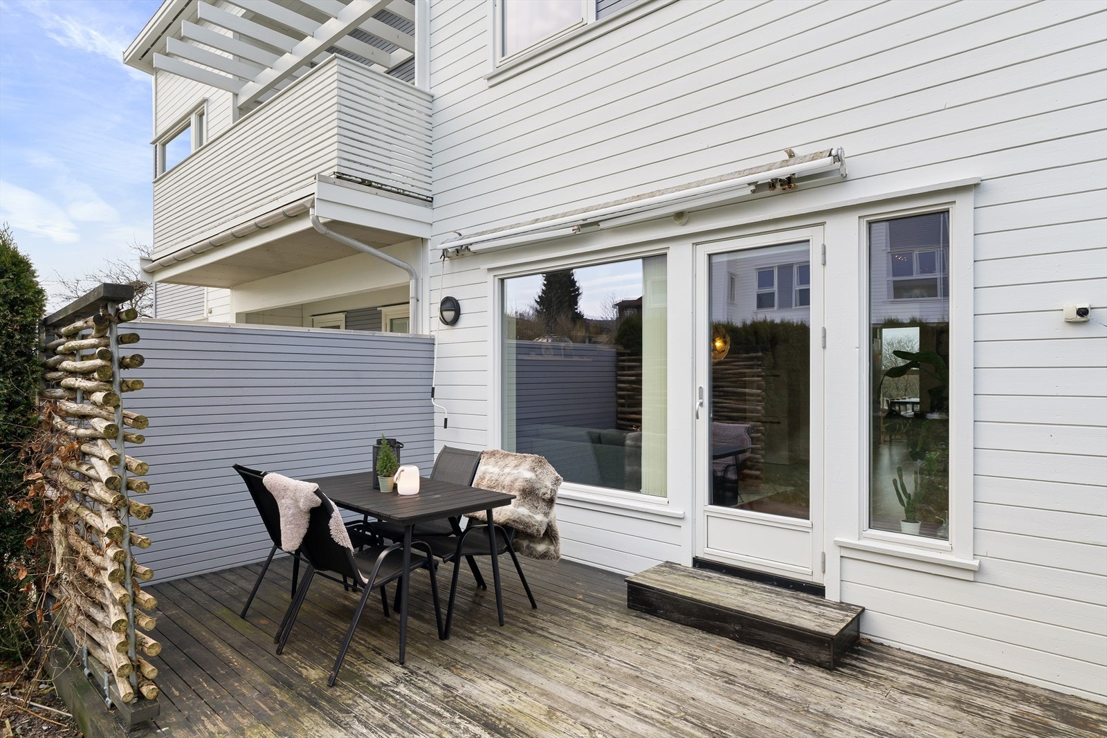 Terrasse med uttrekkbar markise. Galleribilde