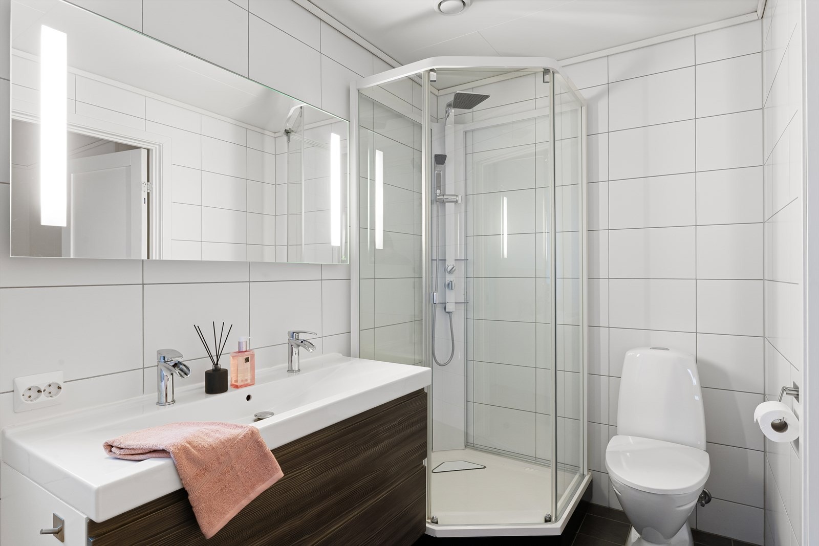 Lyst helfliset bad med stor baderomsinnredning med dobbel servant. Galleribilde