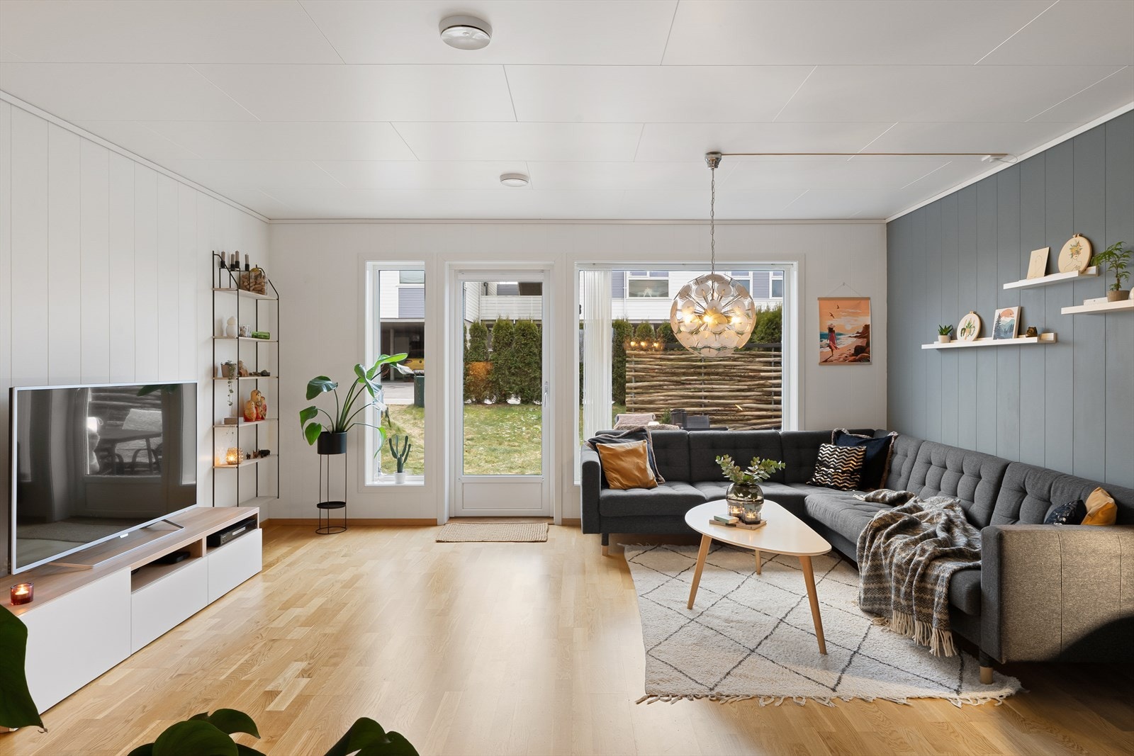 Innholdsrikt rekkehus over to plan fra 2013. 3 soverom, bad + gjestetoalett, skjermet hage m.m. Galleribilde