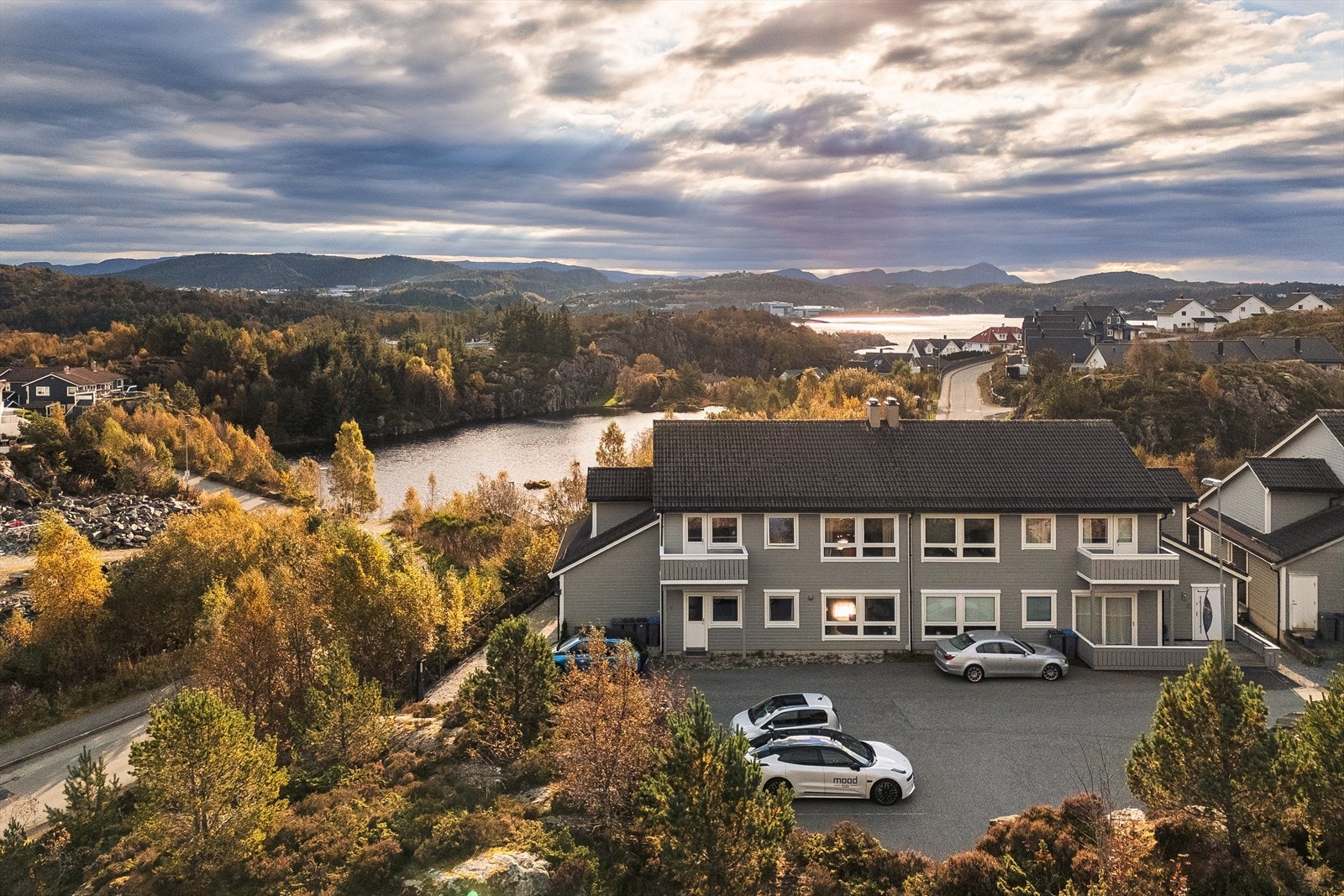 En nydelig 4-roms leilighet med parkering m/ lader, to altaner og utsikt. Galleribilde