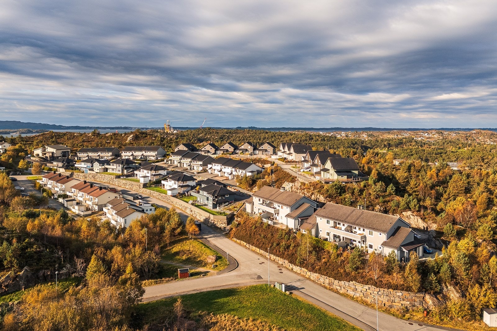 Attraktiv beliggenhet i enden av en rolig blindvei med gangavstand til både skole og barnehage. Galleribilde