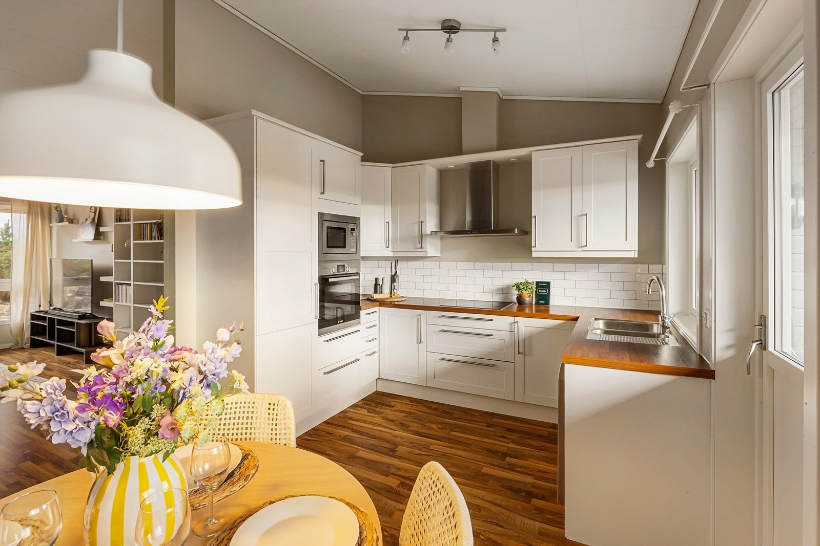 Moderne kjøkken fra Sigdal med profilerte fronter og benkeplate i laminat. Galleribilde