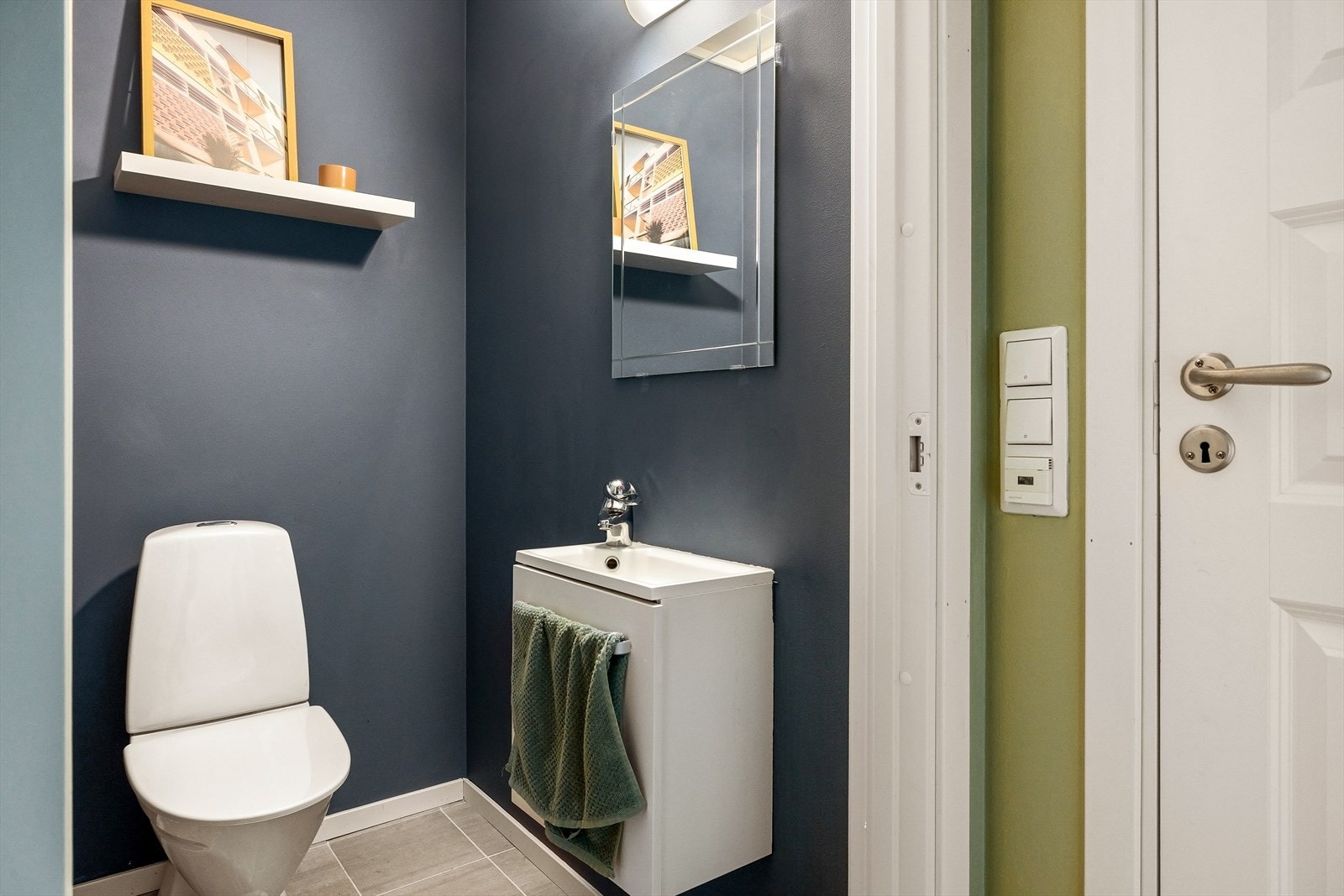 Leiligheten har et ekstra toalettrom som er svært praktisk med gjester eller på travle morgener. Galleribilde