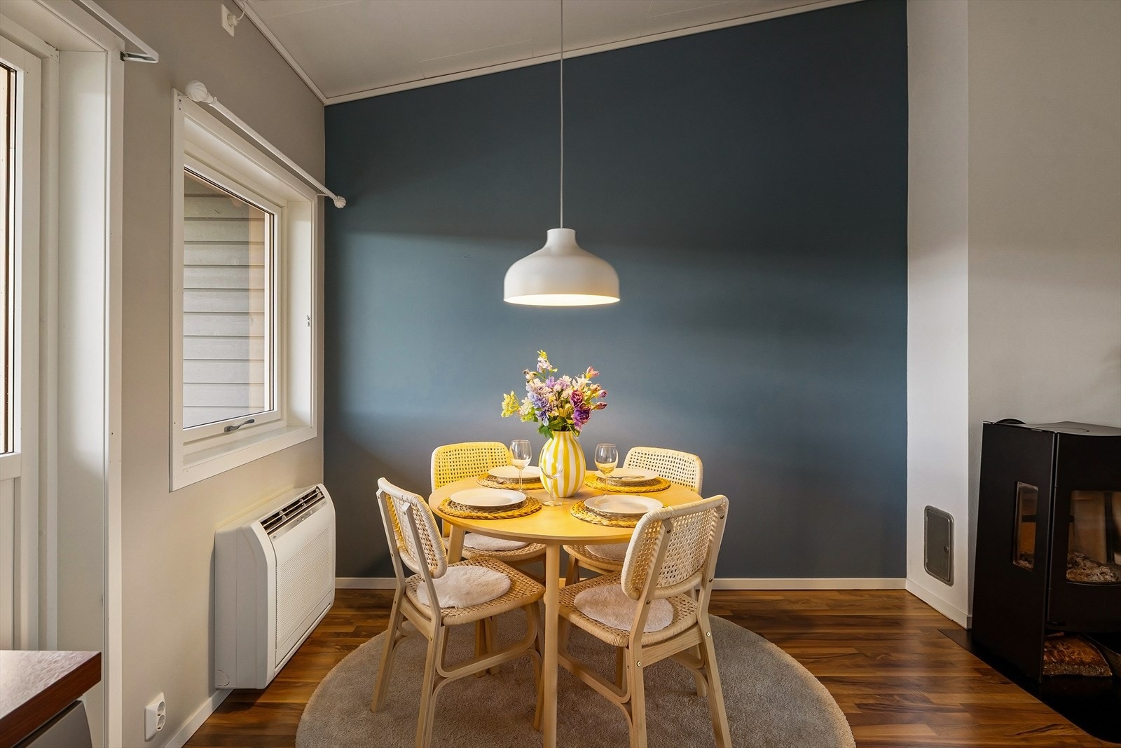 Her er det også plass til et spisebord av god størrelse. Perfekt når du skal ha gjester på besøk. Galleribilde