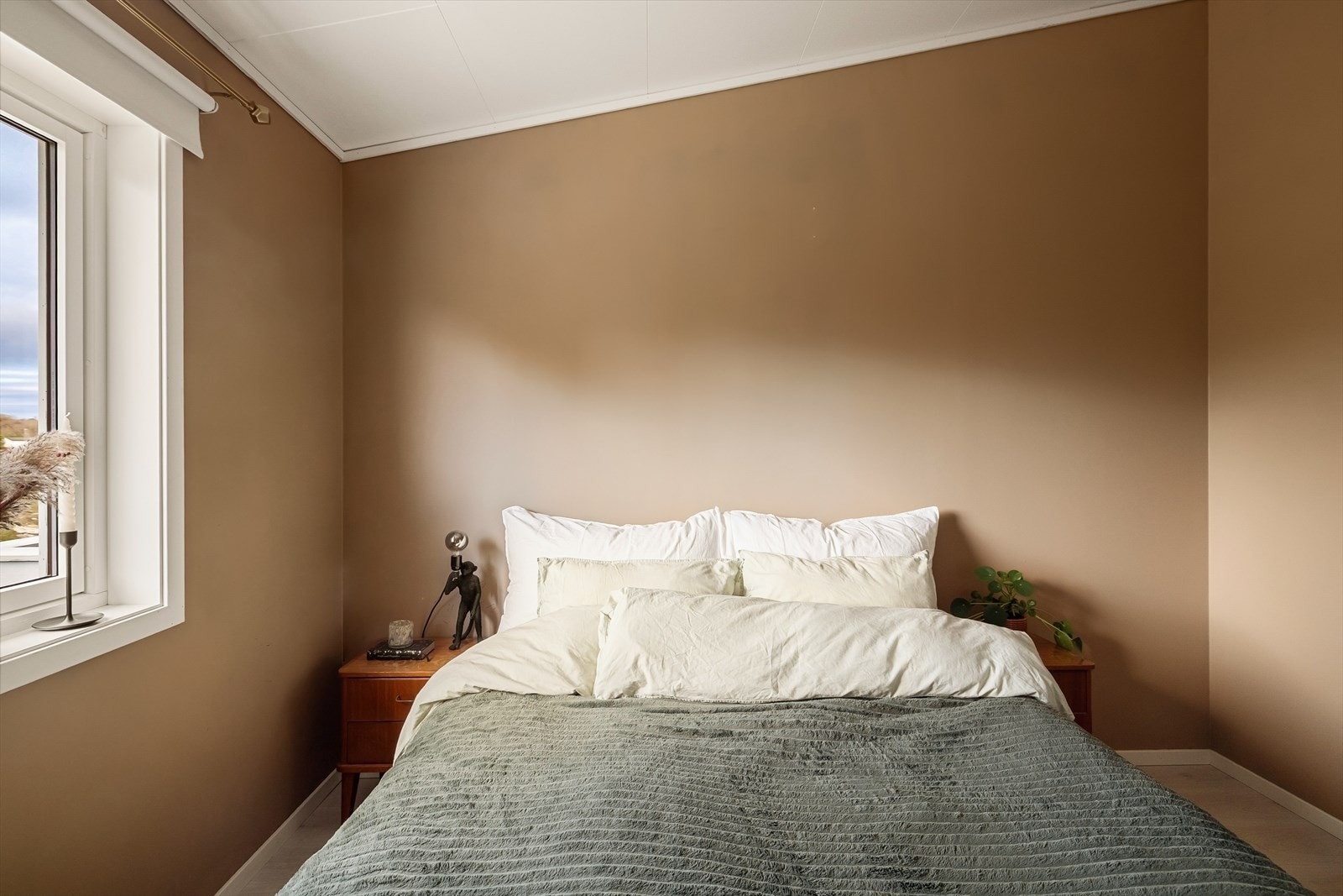 Soverom 1 - Lyst og fint soverom på hele 9,8 m². Galleribilde